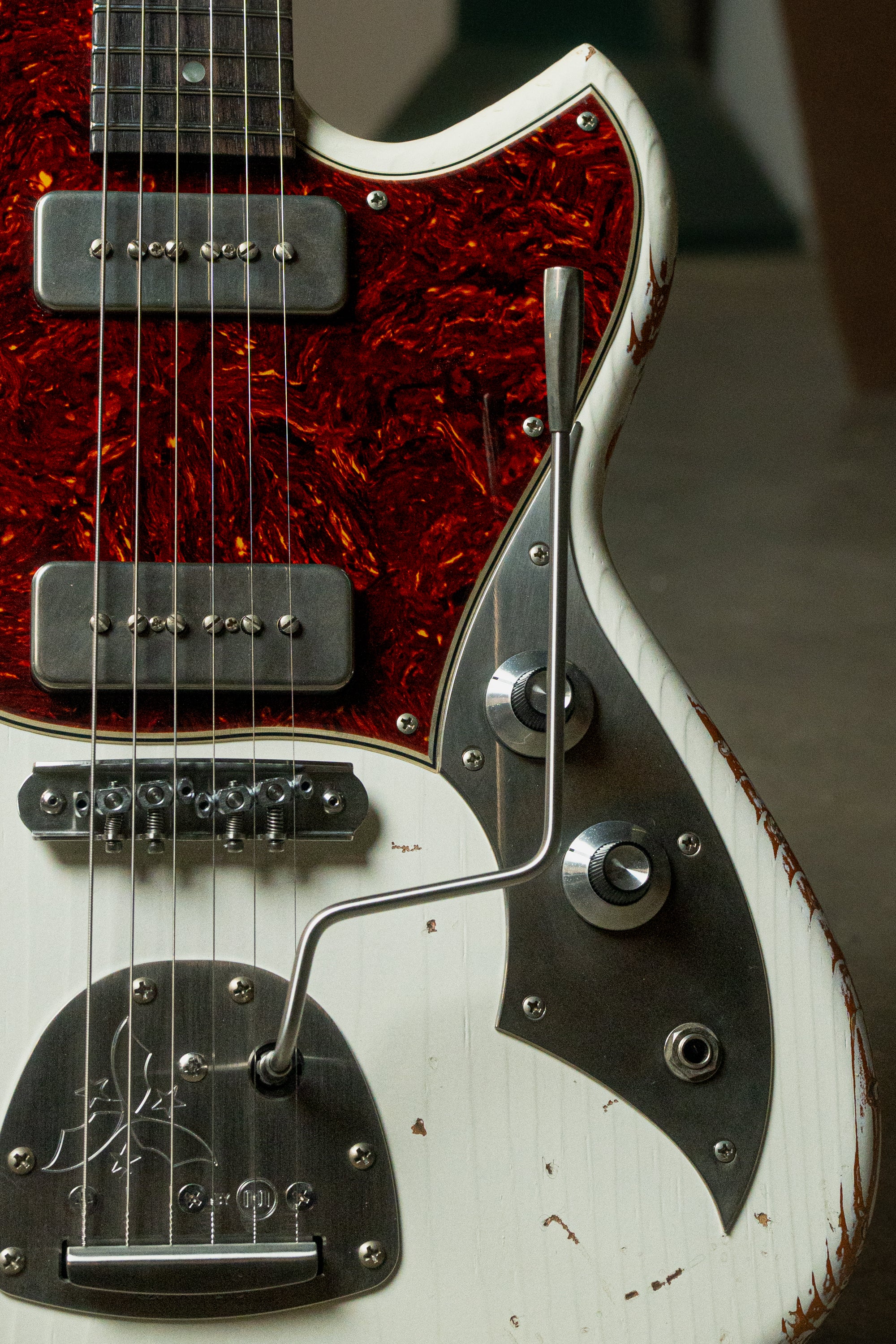 SERUS J - Olympic White over Aztec Gold | NAMM 26 – Novo Guitars