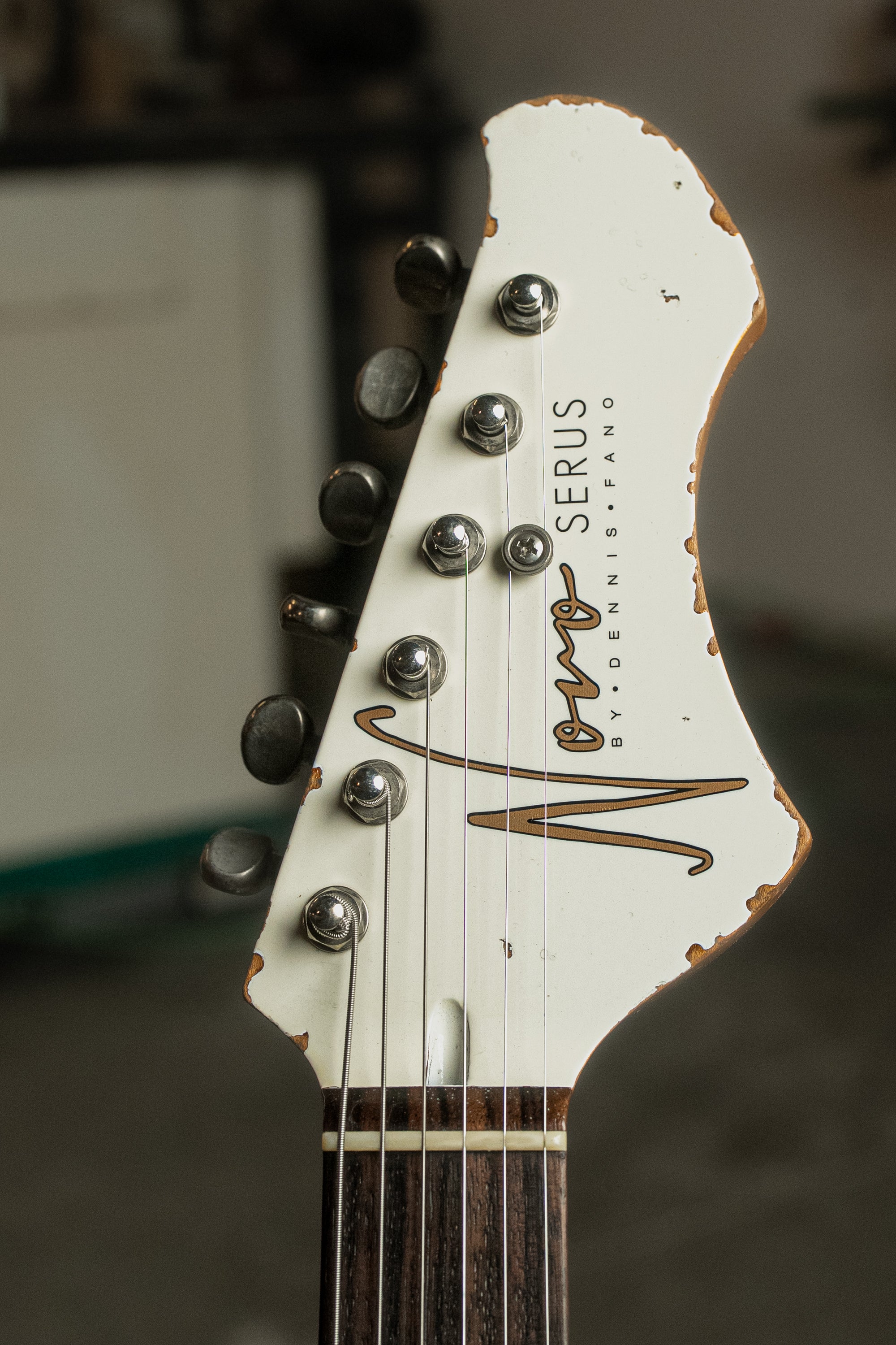 SERUS J - Olympic White over Aztec Gold | NAMM 26 – Novo Guitars