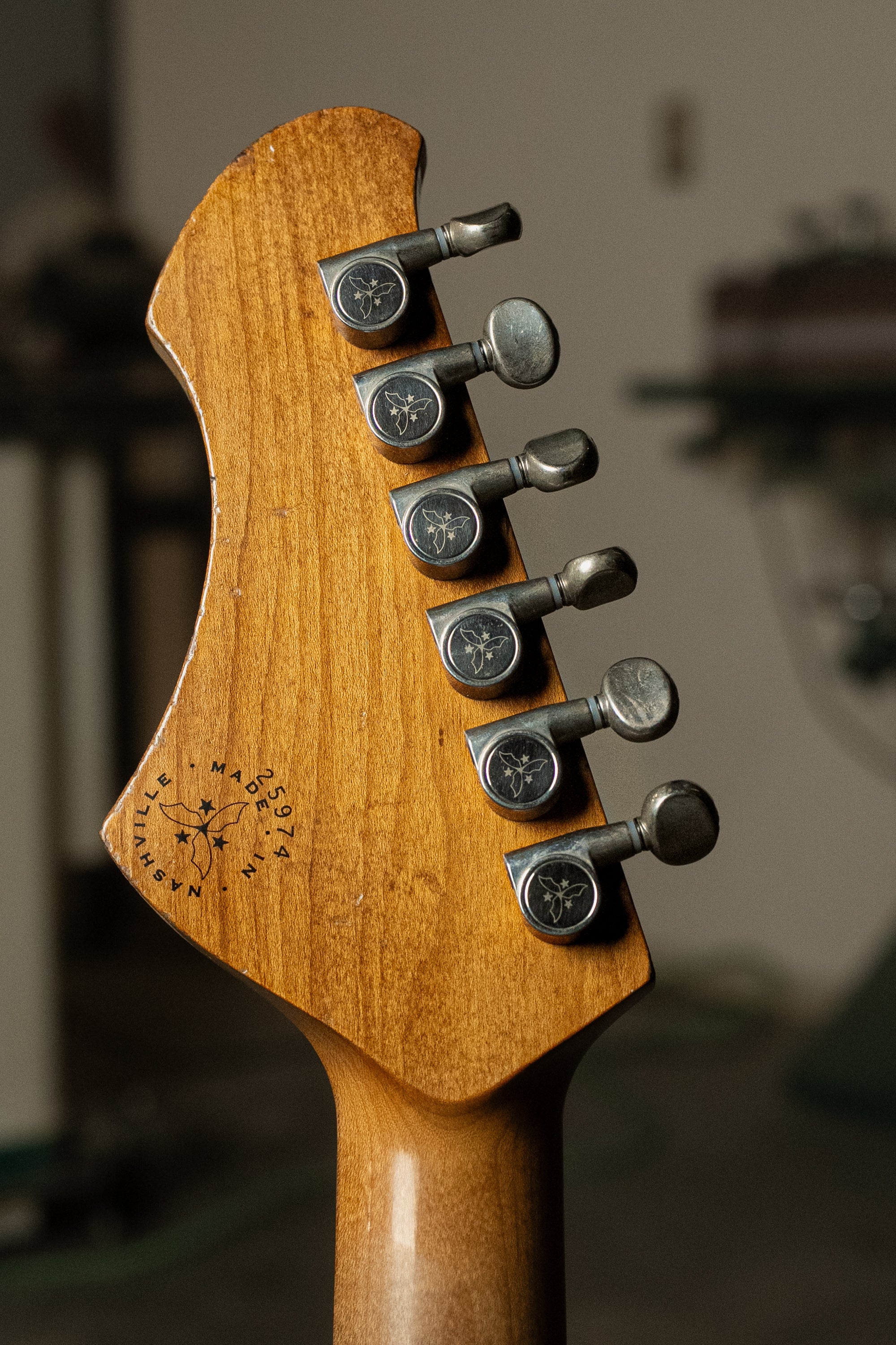 SERUS J - Olympic White over Aztec Gold | NAMM 26 – Novo Guitars