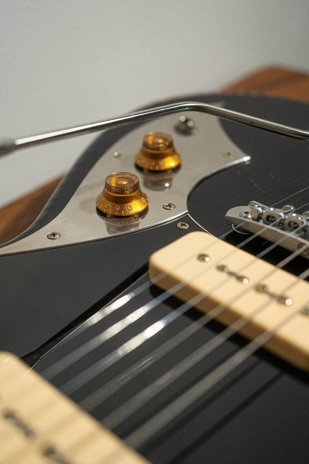 SERUS J - Bull Black over '64 3-Tone Burst | From The Bench