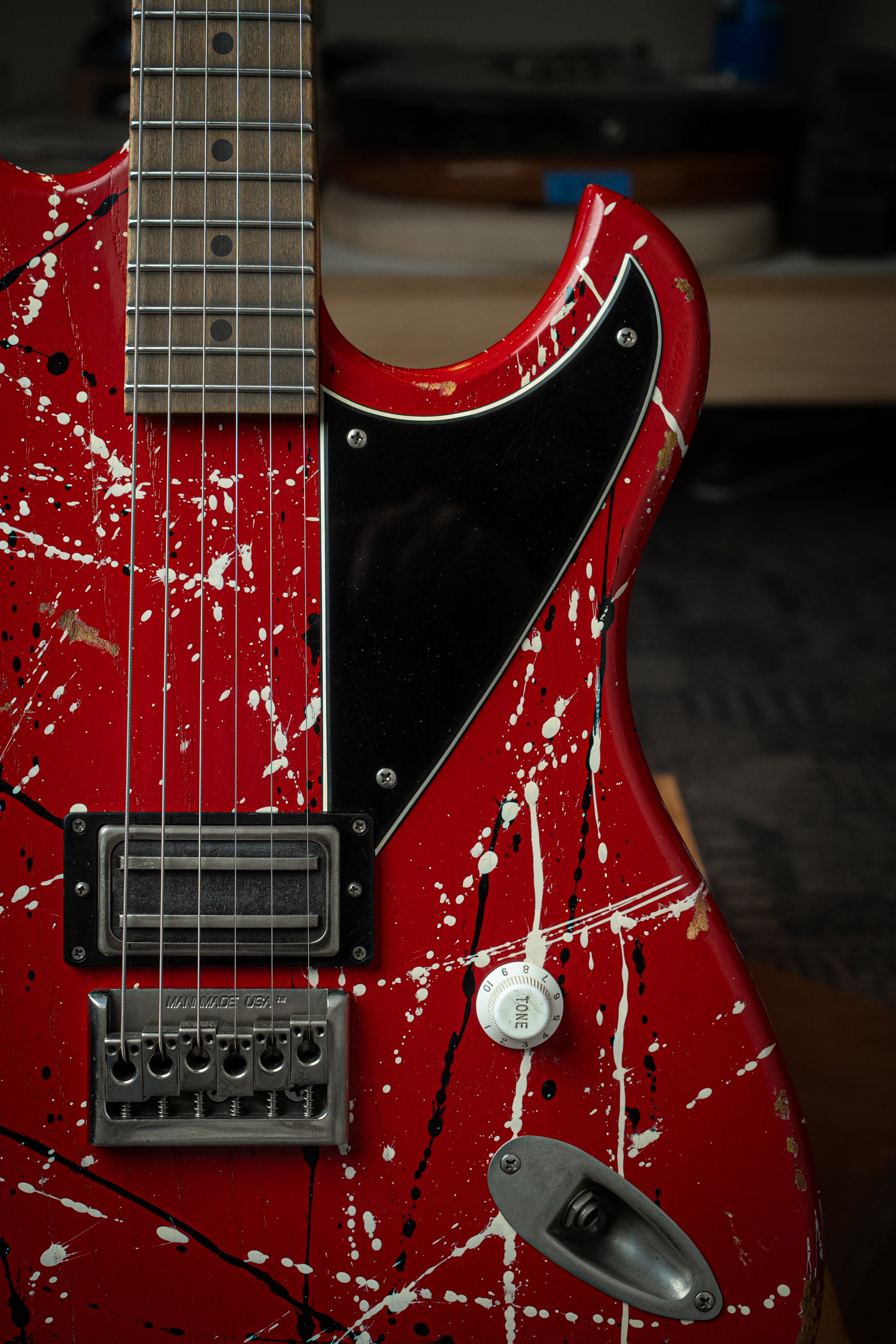 サイユイ・インク・バイオレットレッド Signature IDRIS H1 - Red/Black/White Splatter | NAMM 26 – Novo Guitars