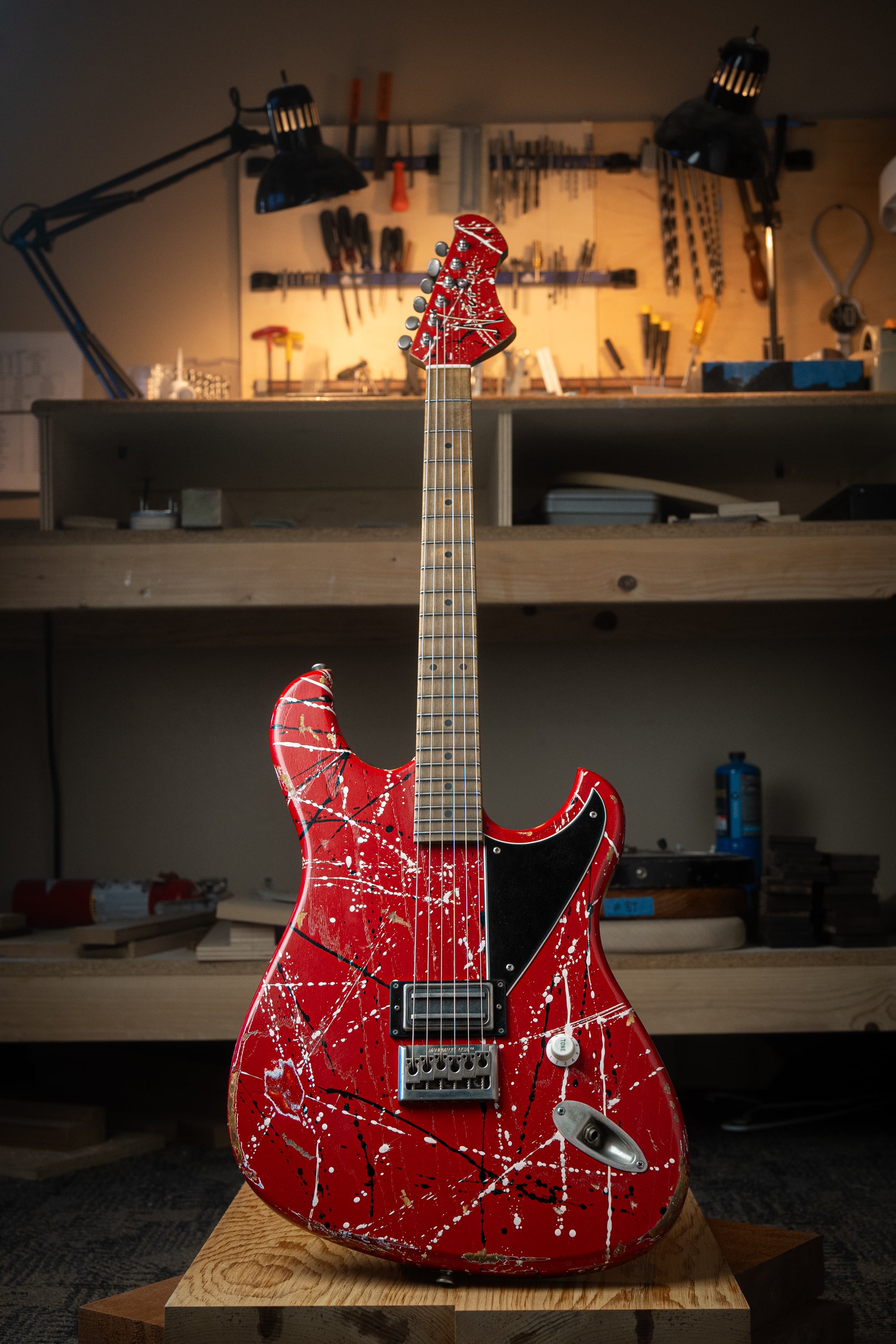 海。Pro Martin アコースティックギター グラデーションレッド Signature IDRIS H1 - Red/Black/White Splatter | NAMM 26 – Novo Guitars