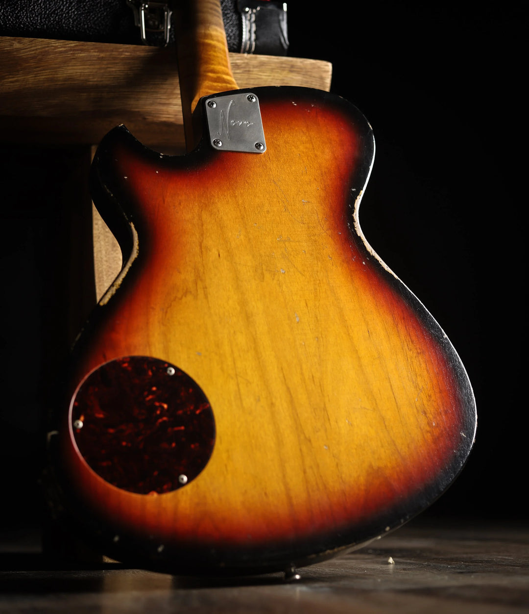 NOVO SIGNATURE SOLUS M1 - 3-Tone Burst on Alder (2 of 5)