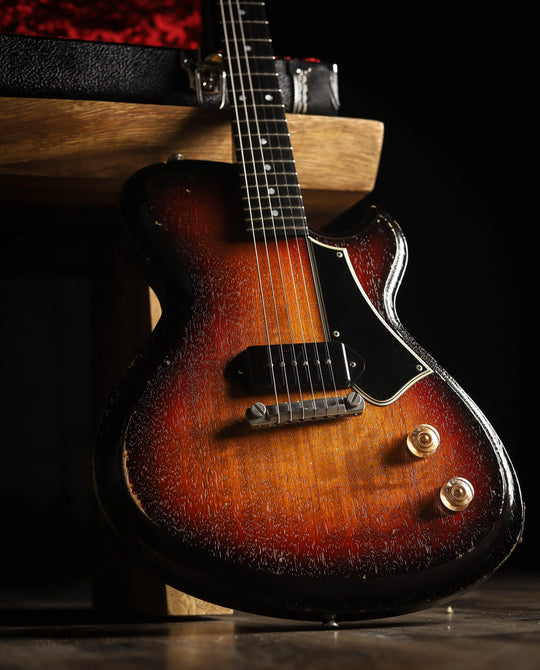 NOVO SIGNATURE SOLUS M1 - Dark Burst on Korina (3 of 5)