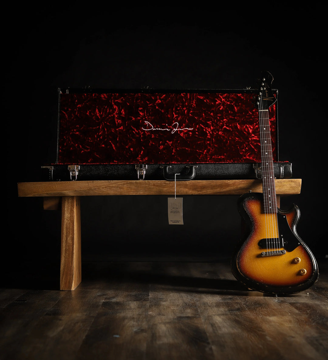 NOVO SIGNATURE SOLUS M1 - TV Burst on Mahogany (4 of 5)