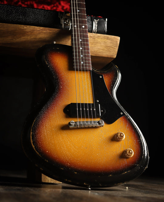 NOVO SIGNATURE SOLUS M1 - TV Burst on Mahogany (4 of 5)