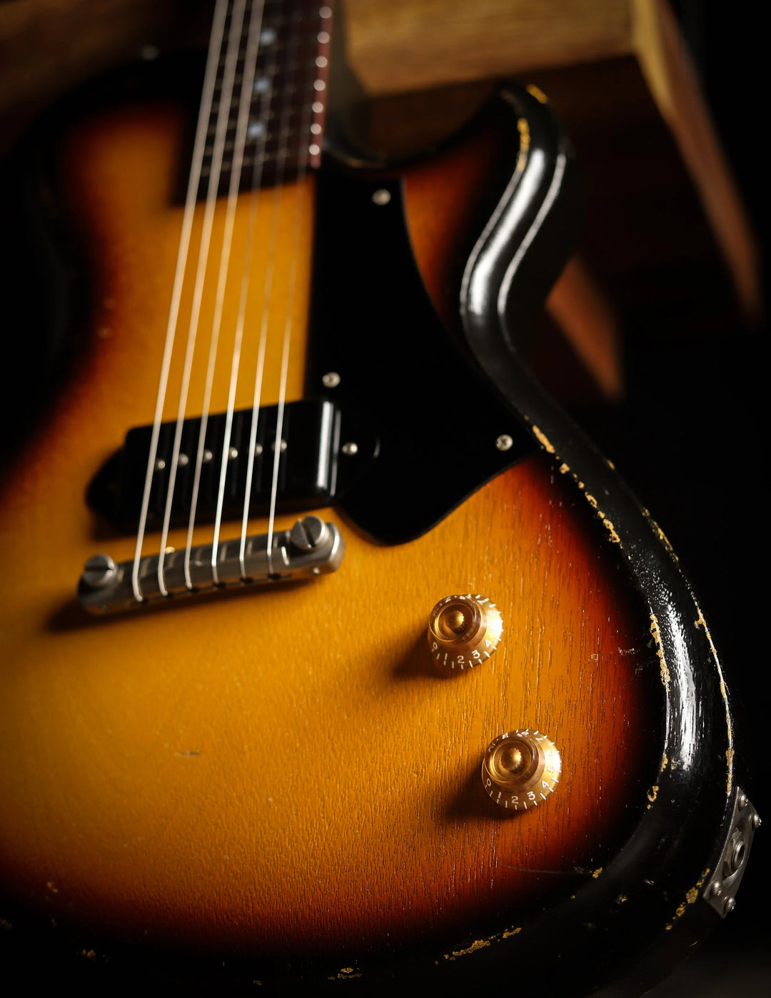 NOVO SIGNATURE SOLUS M1 - TV Burst on Mahogany (4 of 5)