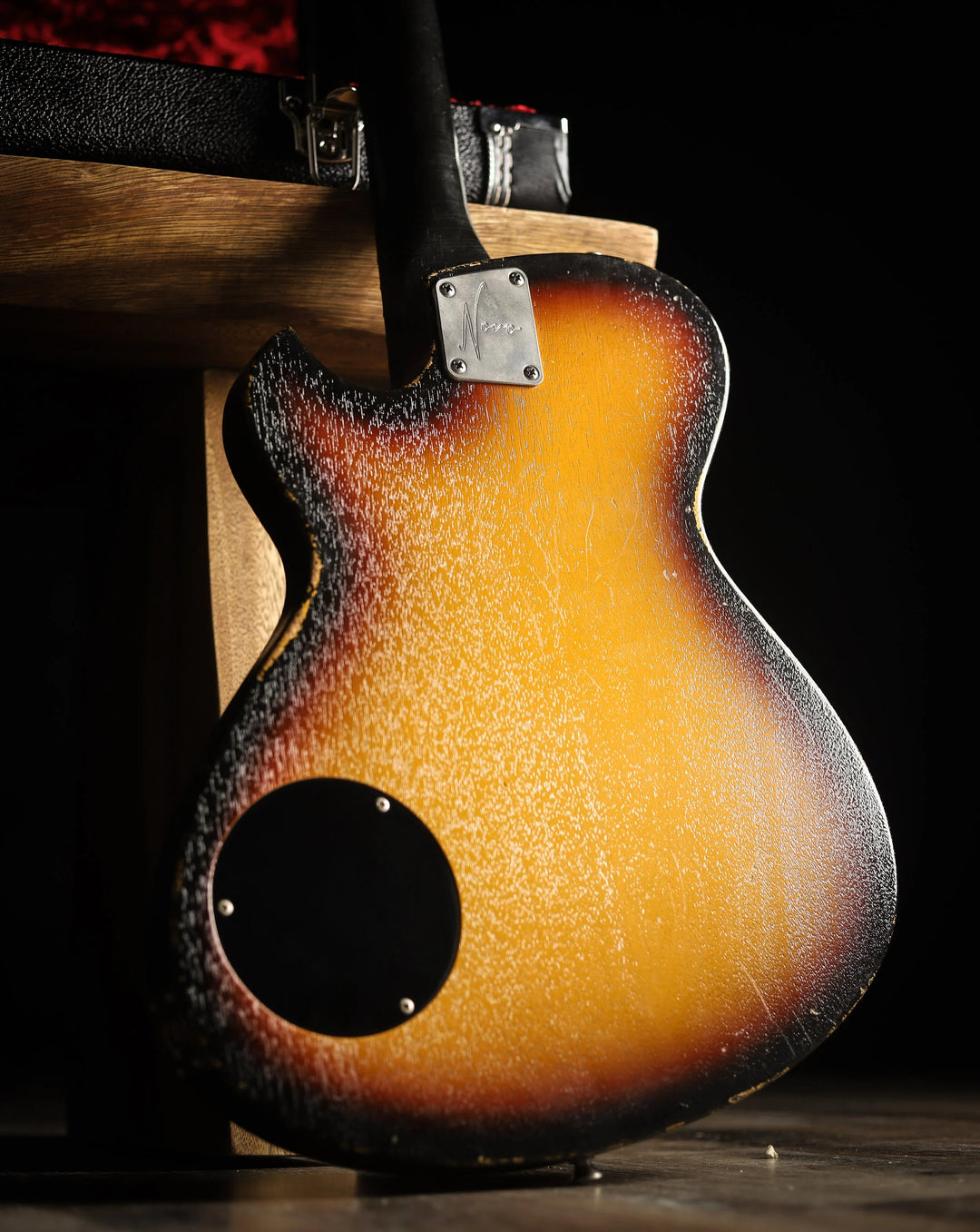 NOVO SIGNATURE SOLUS M1 - TV Burst on Mahogany (4 of 5)