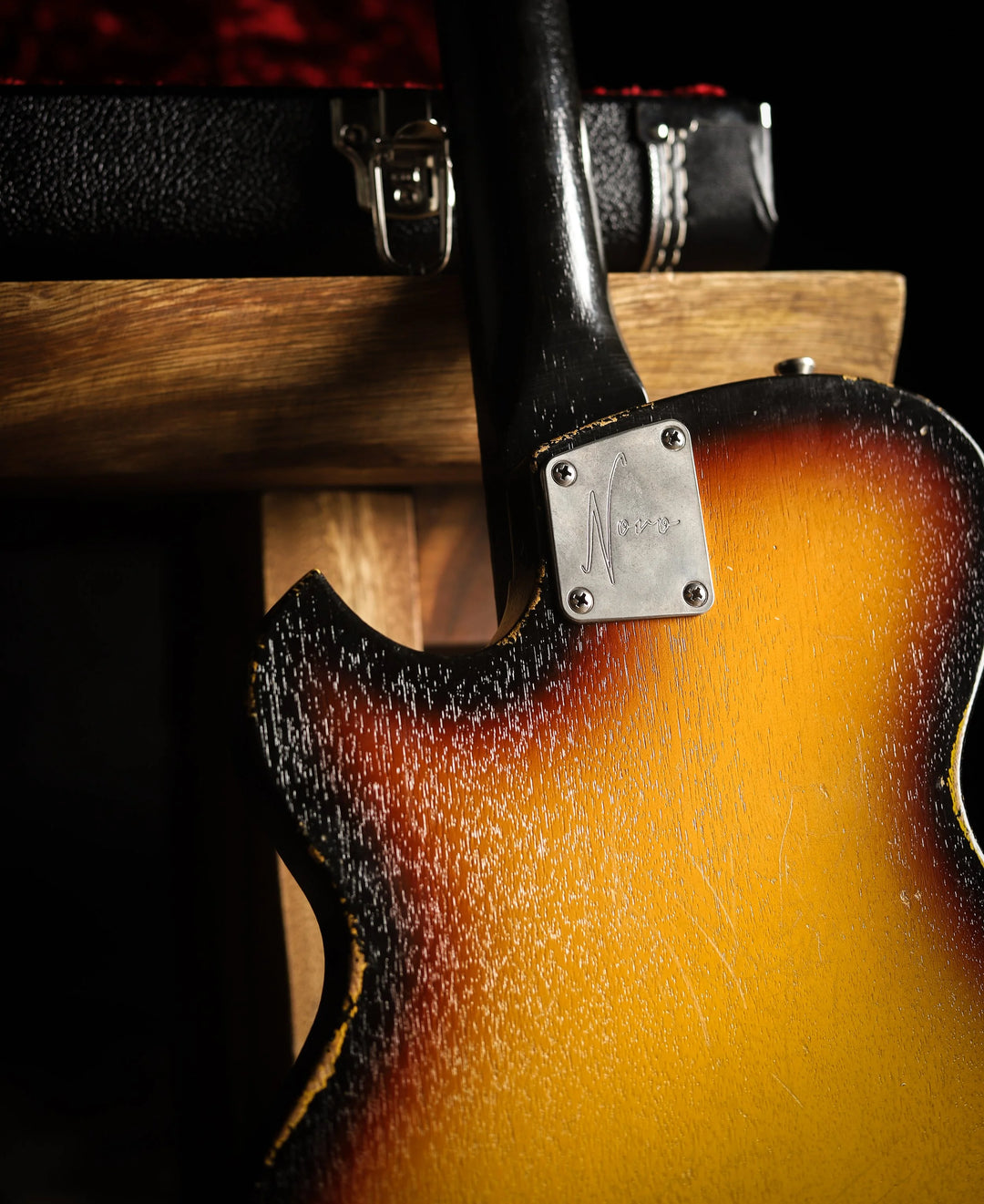 NOVO SIGNATURE SOLUS M1 - TV Burst on Mahogany (4 of 5)