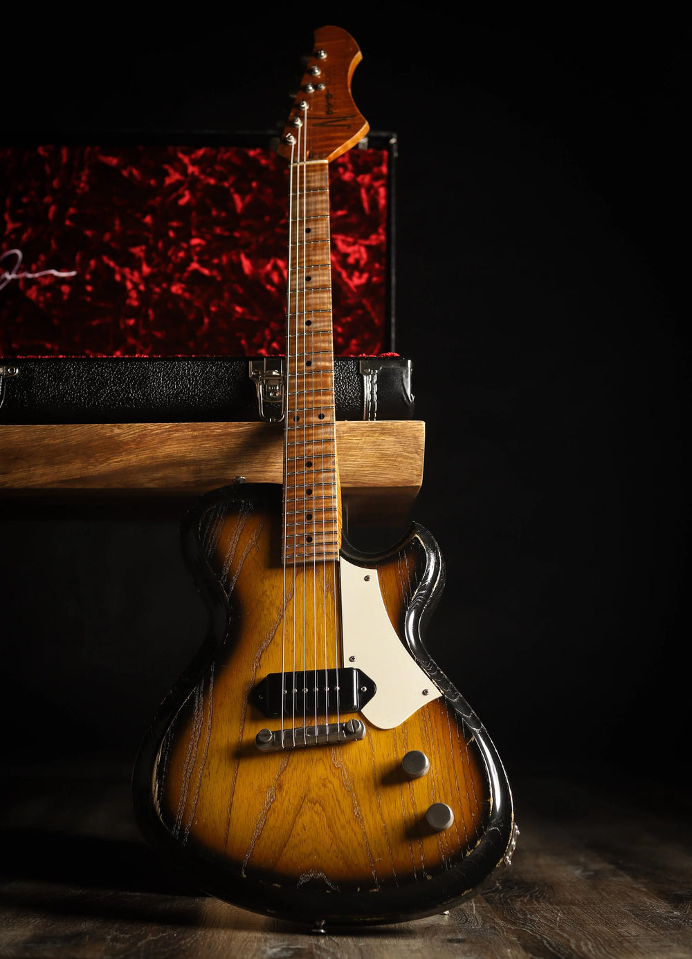 NOVO SIGNATURE SOLUS M1 - 2-Tone Burst on Swamp Ash (1 of 5)
