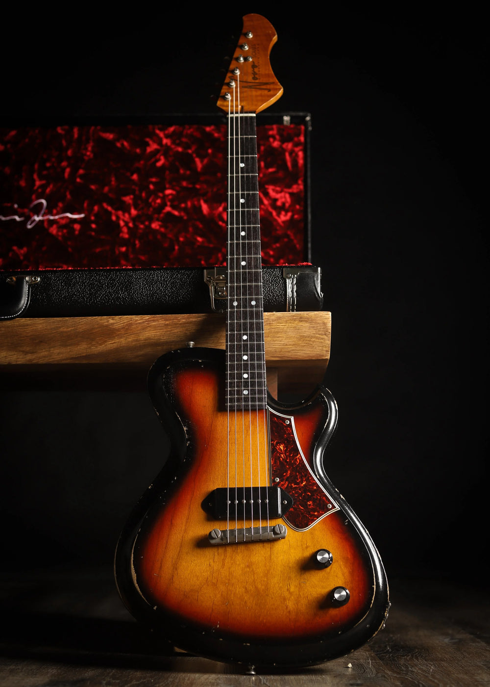 NOVO SIGNATURE SOLUS M1 - 3-Tone Burst on Alder (2 of 5)