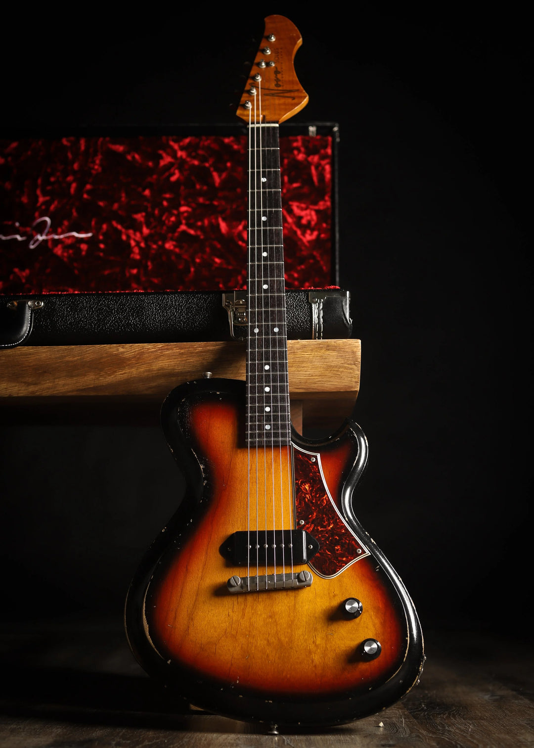 NOVO SIGNATURE SOLUS M1 - 3-Tone Burst on Alder (2 of 5)