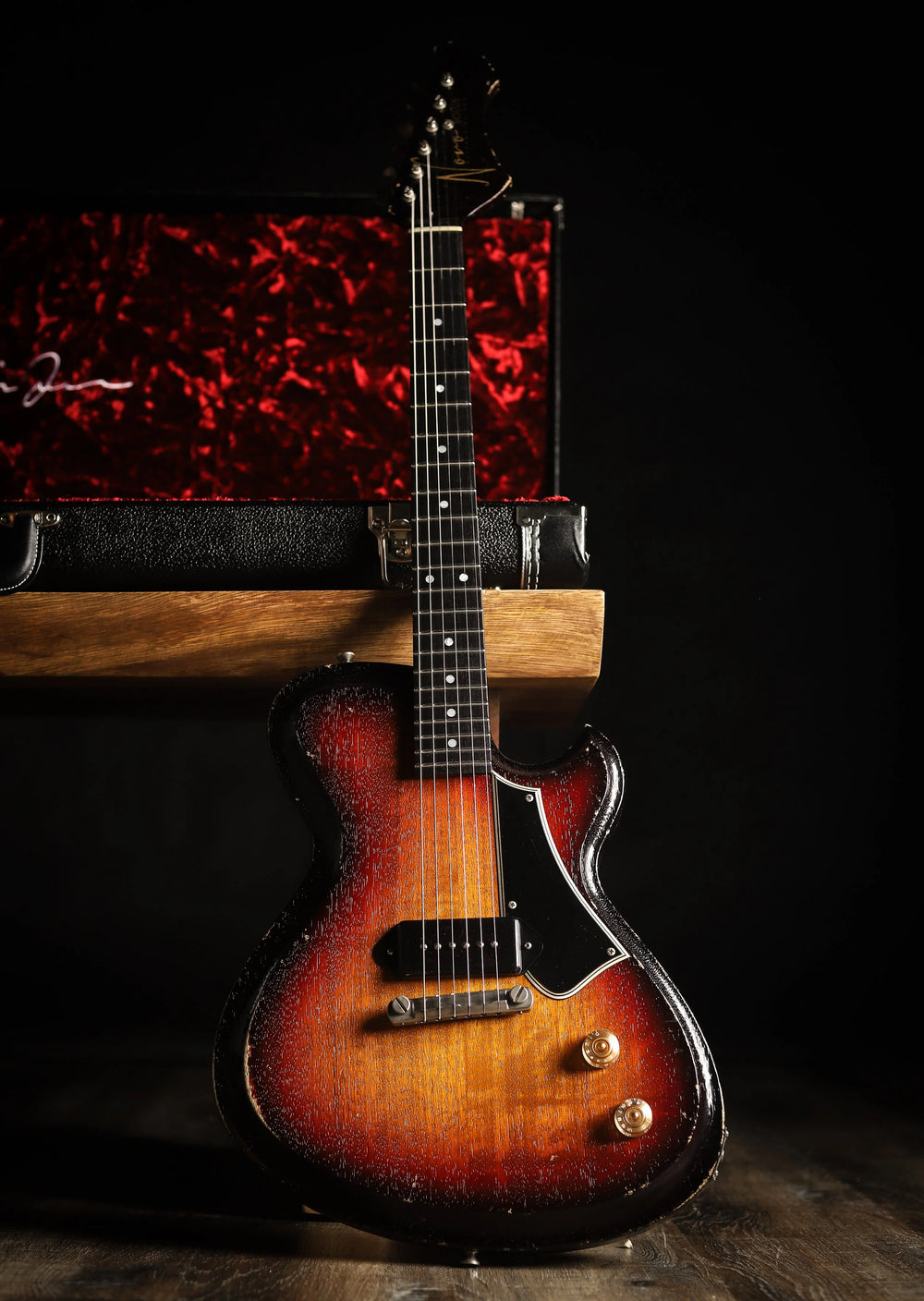 NOVO SIGNATURE SOLUS M1 - Dark Burst on Korina (3 of 5)