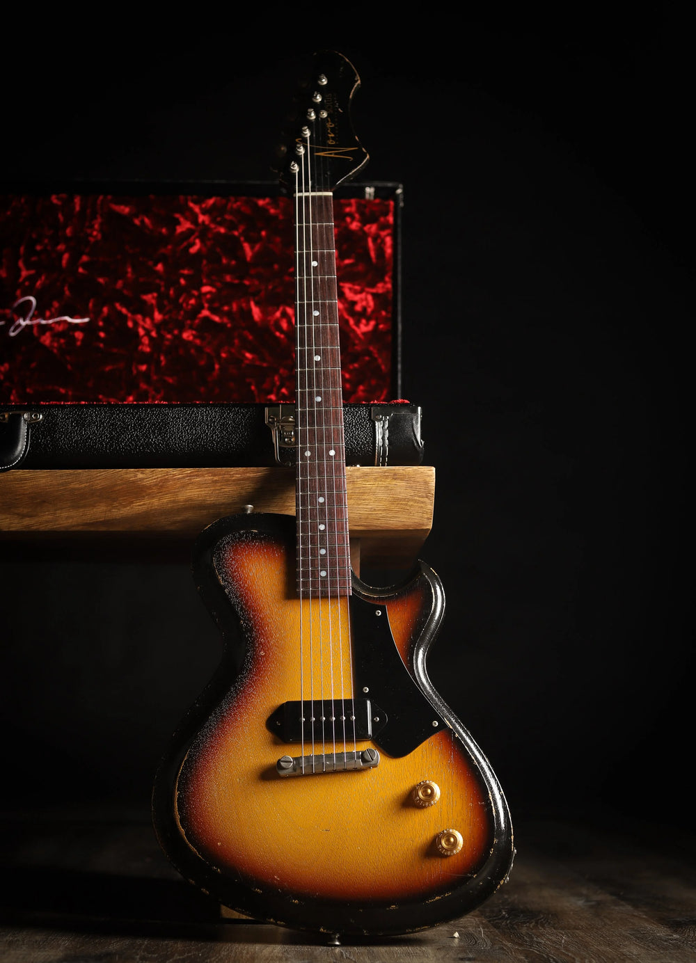 NOVO SIGNATURE SOLUS M1 - TV Burst on Mahogany (4 of 5)