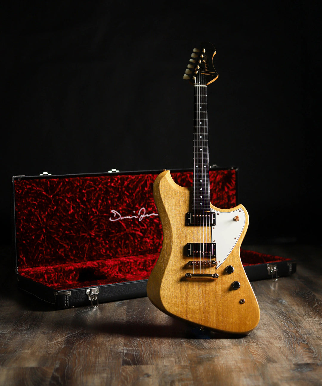 NOVO SIGNATURE VOLTUR DLX - Korina (1 of 6)