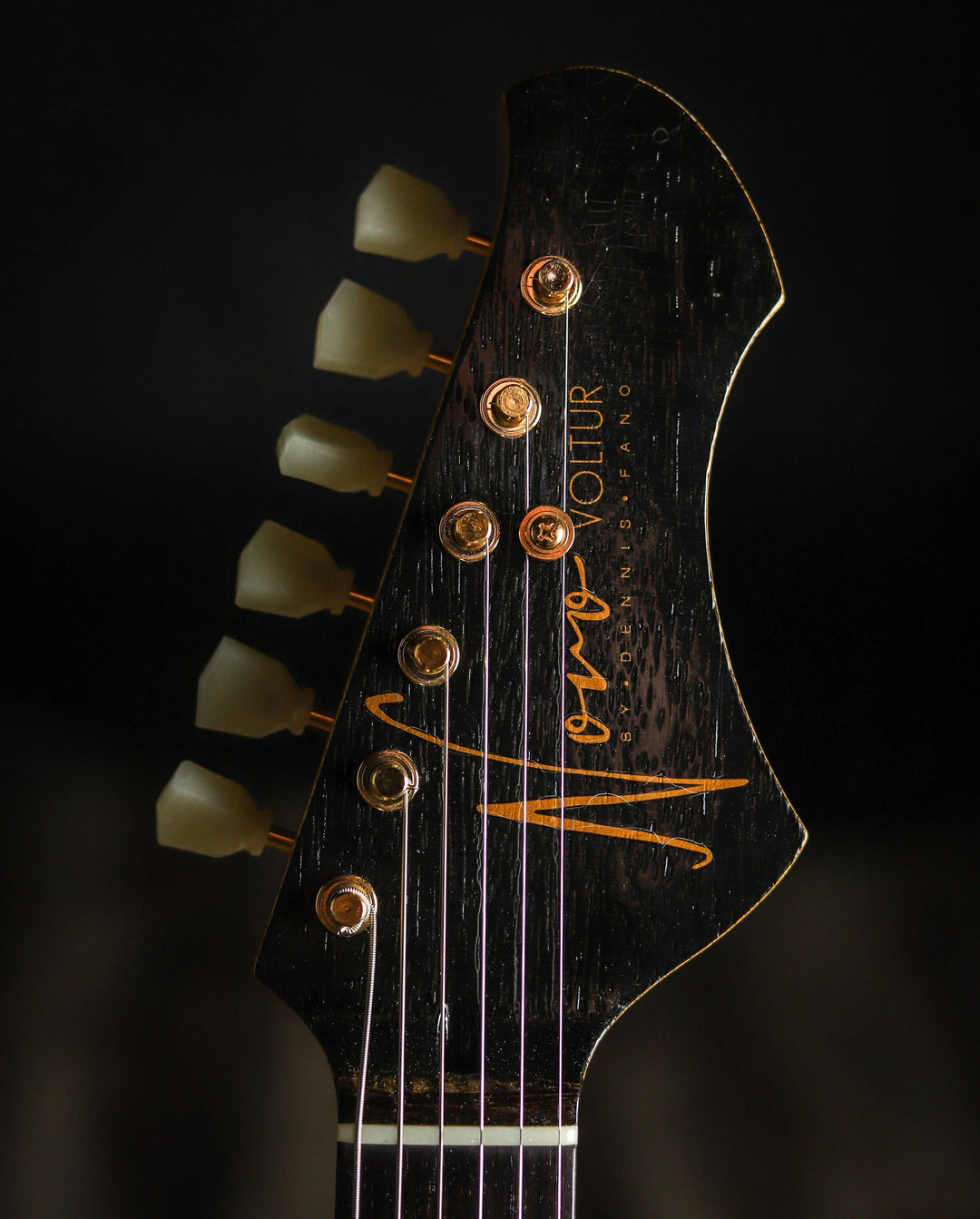 NOVO SIGNATURE VOLTUR DLX - Korina (1 of 6)