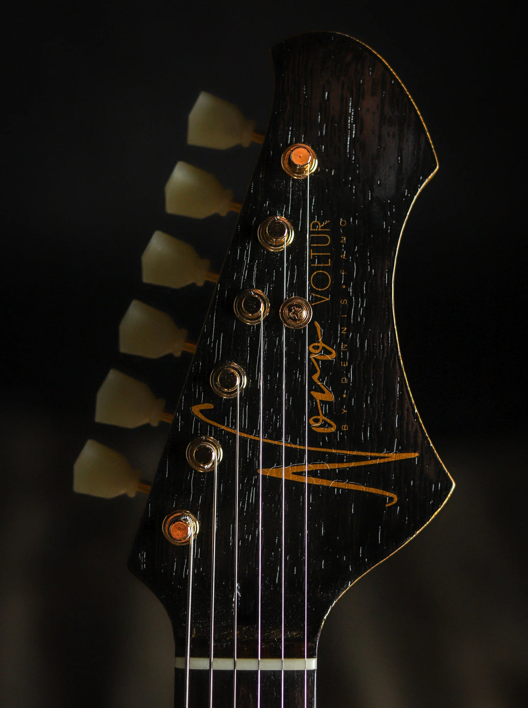 NOVO SIGNATURE VOLTUR DLX - Korina (2 of 6)