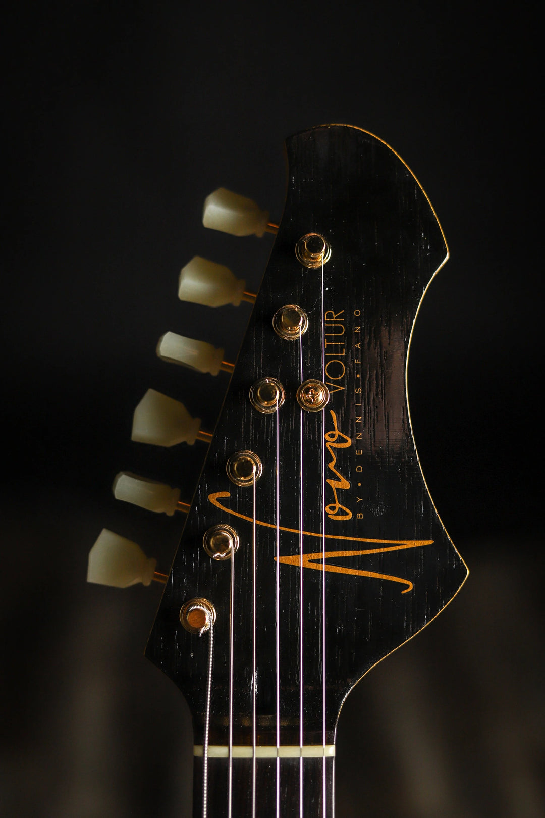 NOVO SIGNATURE VOLTUR DLX - Korina (4 of 6)