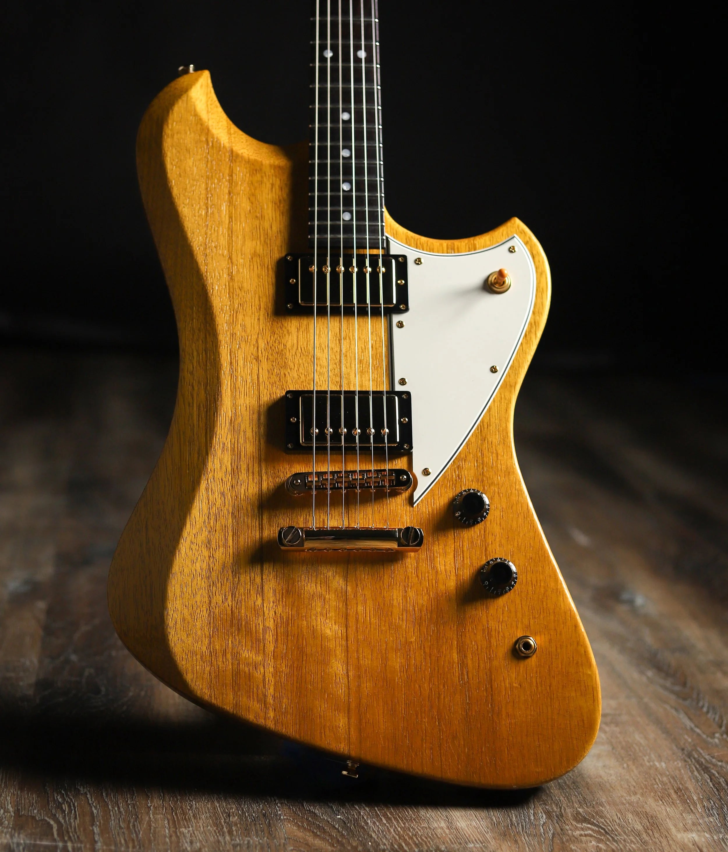 Signature VOLTUR DLX - Korina (5 of 6) – Novo Guitars