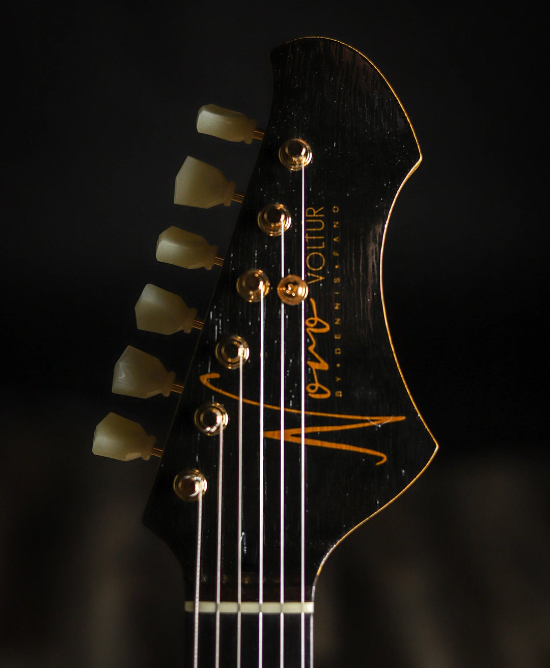 NOVO SIGNATURE VOLTUR DLX - Korina (5 of 6)