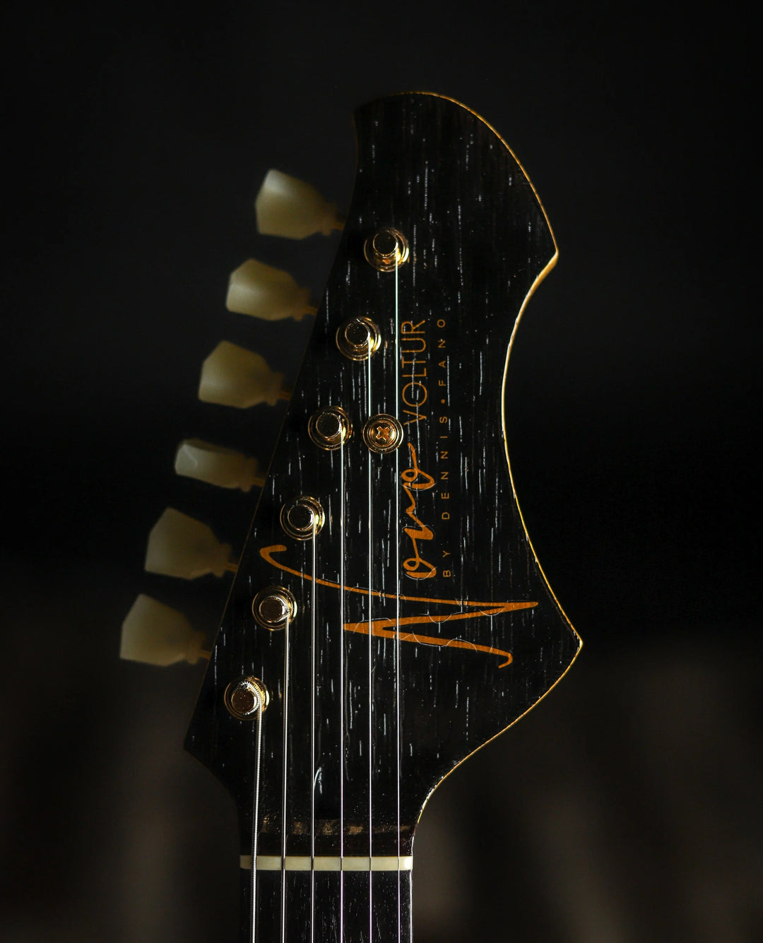 NOVO SIGNATURE VOLTUR DLX - Korina (6 of 6)