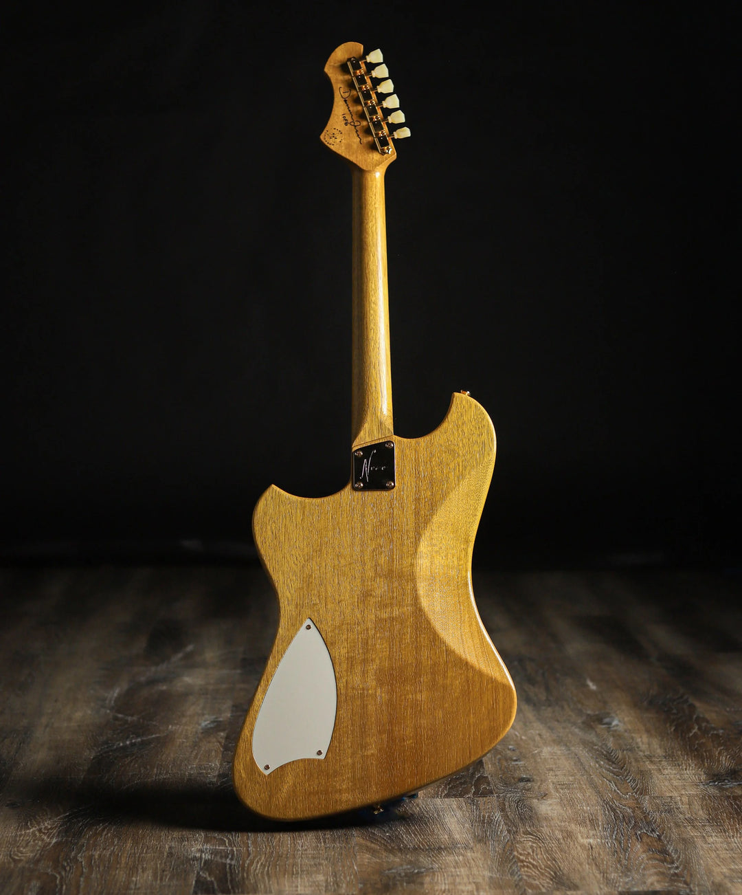 NOVO SIGNATURE VOLTUR DLX - Korina (1 of 6)