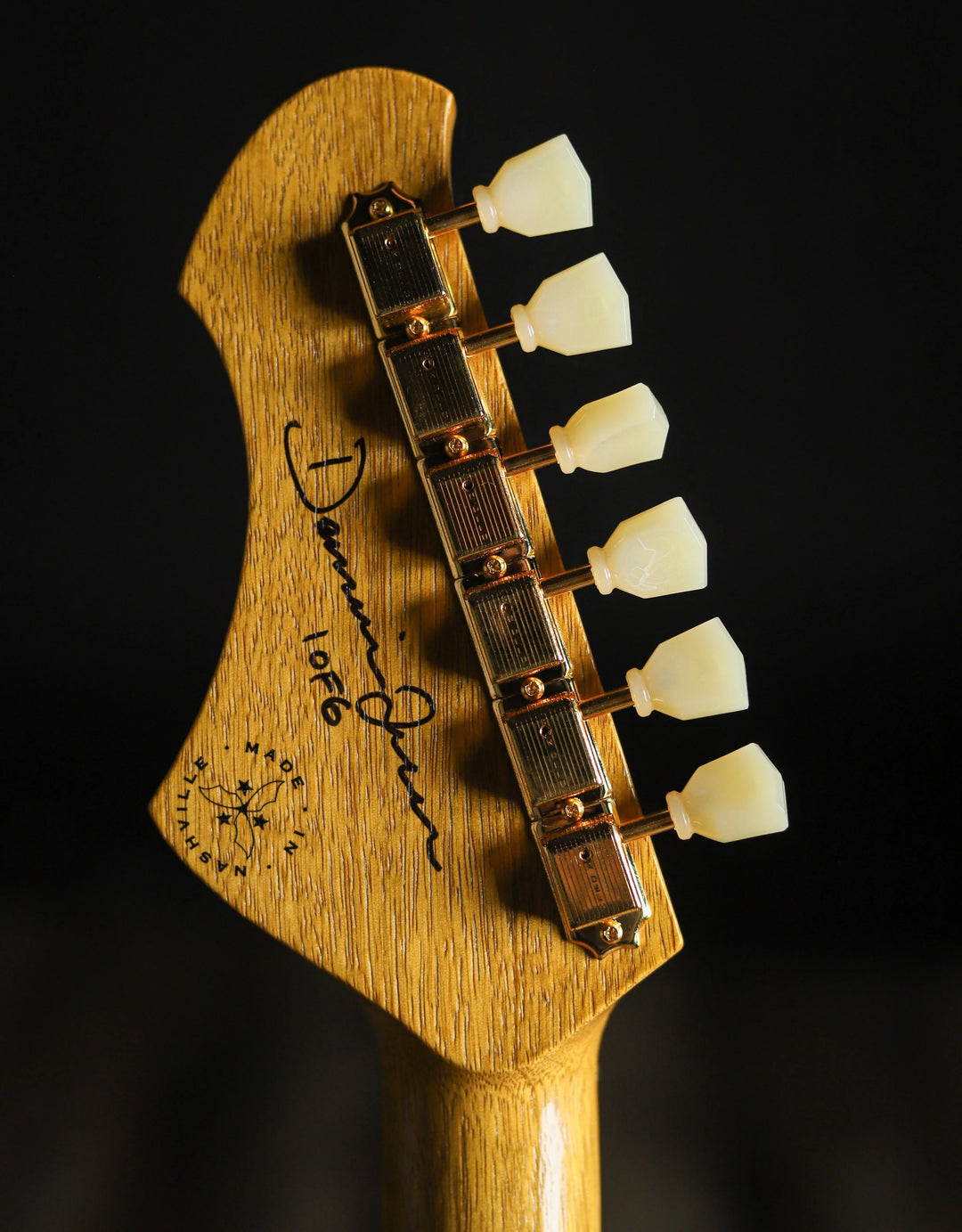 NOVO SIGNATURE VOLTUR DLX - Korina (1 of 6)