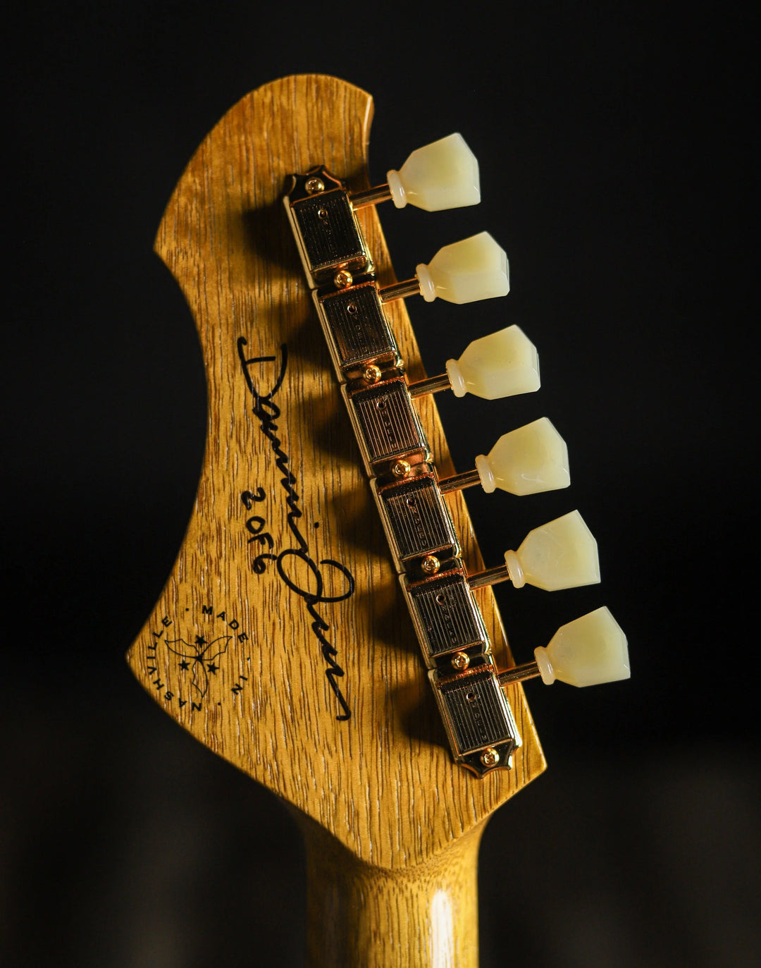 NOVO SIGNATURE VOLTUR DLX - Korina (2 of 6)