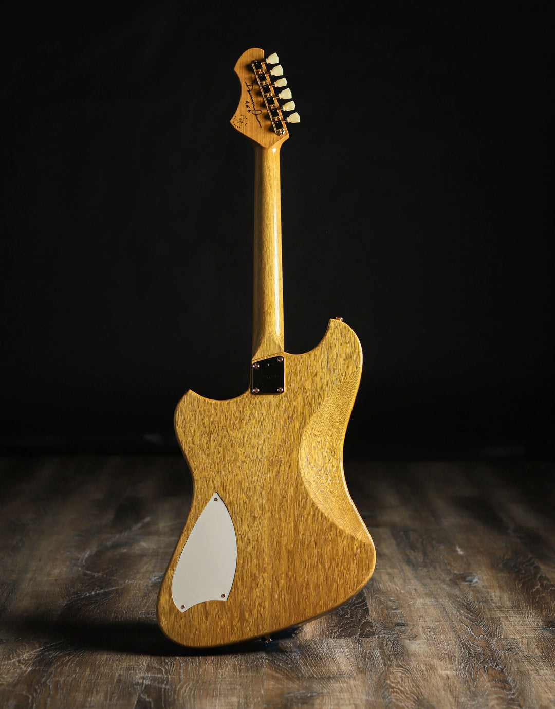 NOVO SIGNATURE VOLTUR DLX - Korina (4 of 6)