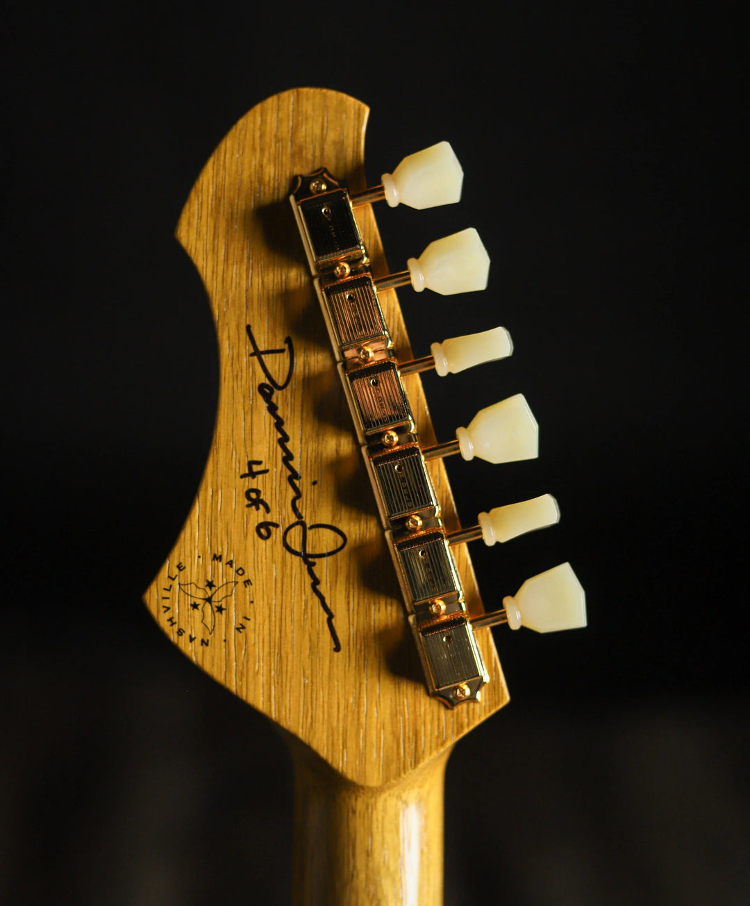NOVO SIGNATURE VOLTUR DLX - Korina (4 of 6)