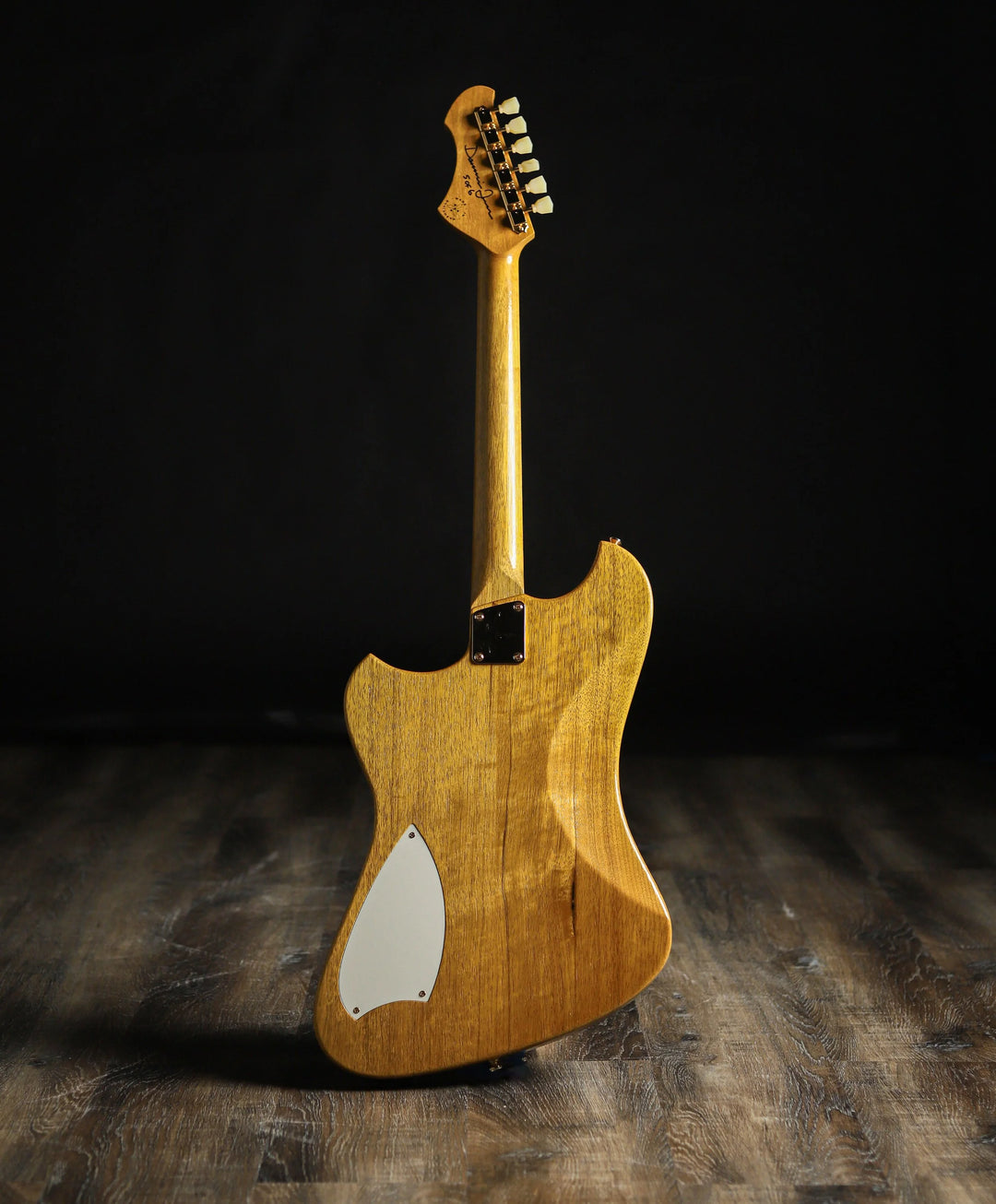 NOVO SIGNATURE VOLTUR DLX - Korina (5 of 6)