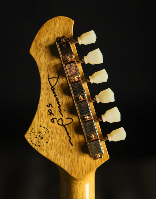 NOVO SIGNATURE VOLTUR DLX - Korina (5 of 6)