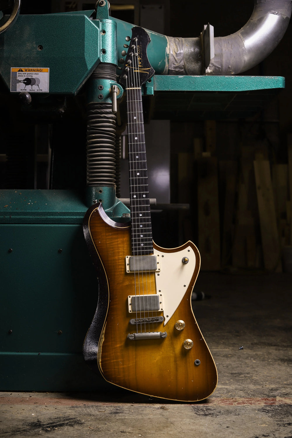 NOVO SIGNATURE VOLTUR - Tobacco Burst (3 of 6)