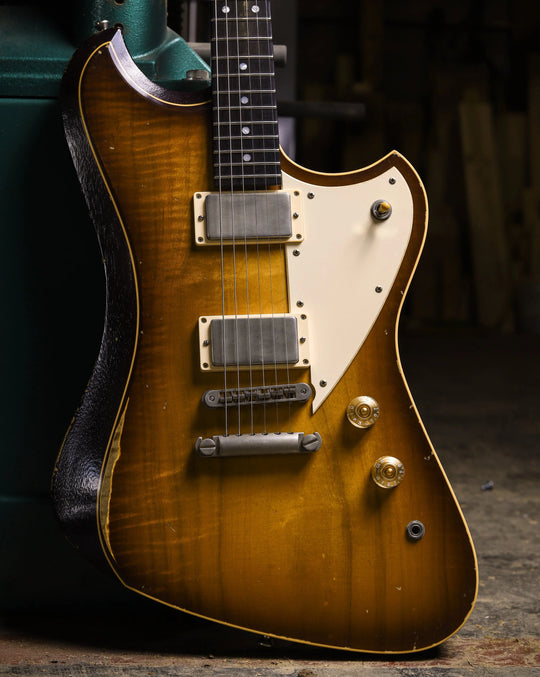 NOVO SIGNATURE VOLTUR - Tobacco Burst (3 of 6)