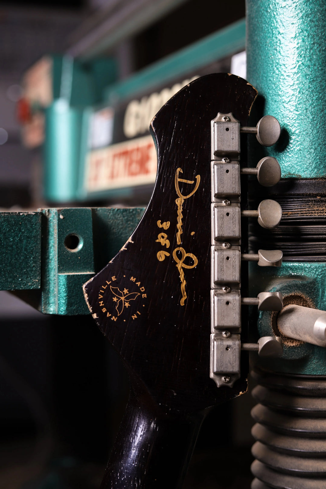 NOVO SIGNATURE VOLTUR - Tobacco Burst (3 of 6)
