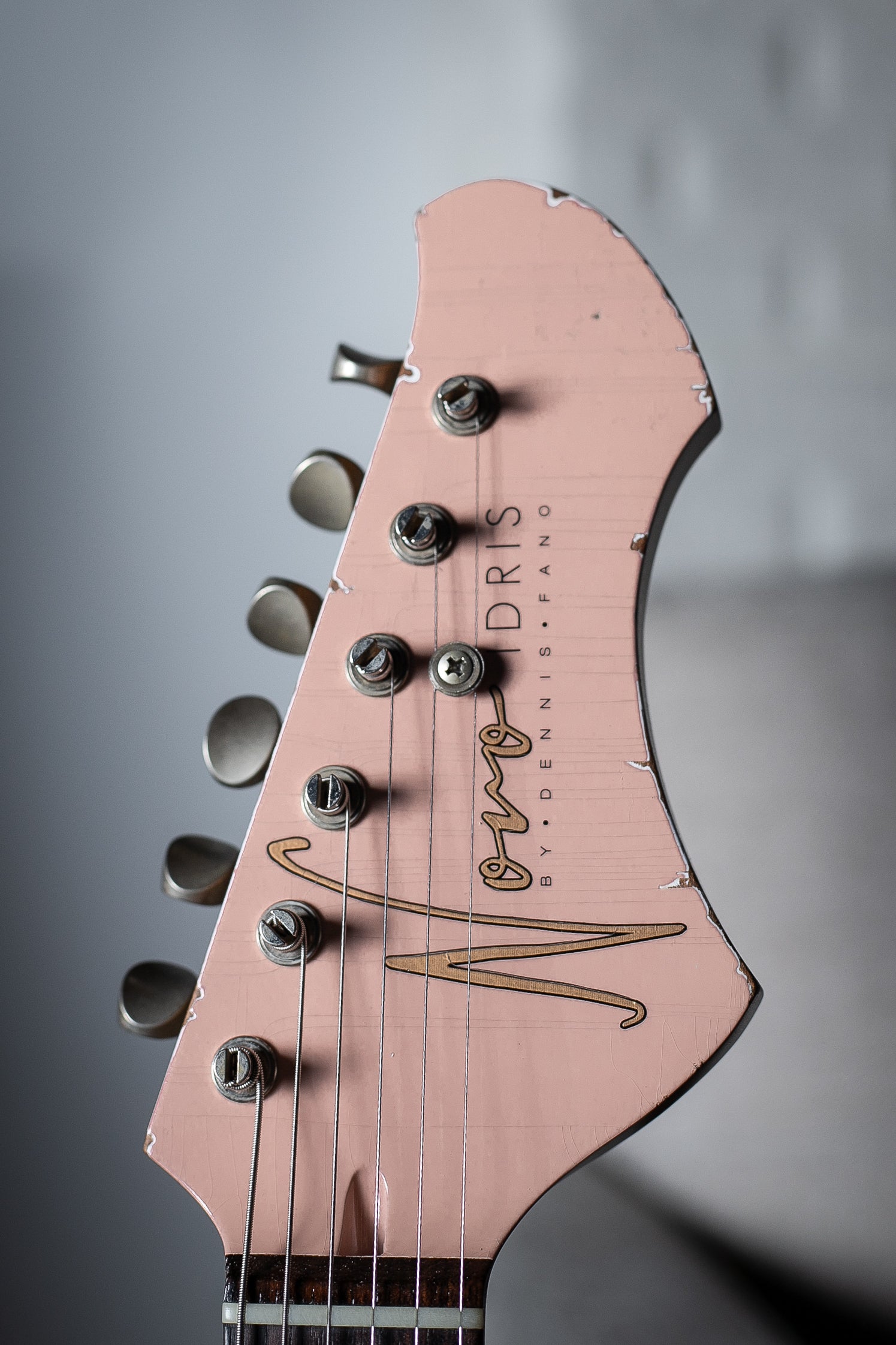 Novo Idris in Shell Pink – Novo Guitars