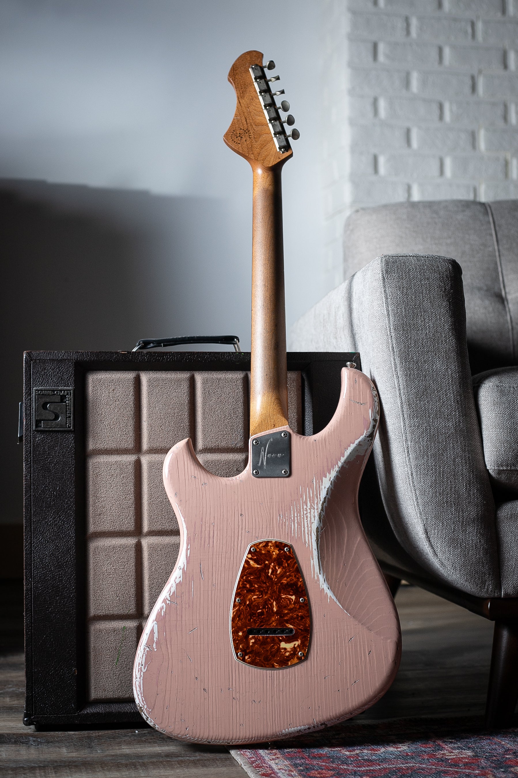 Novo Idris in Shell Pink – Novo Guitars