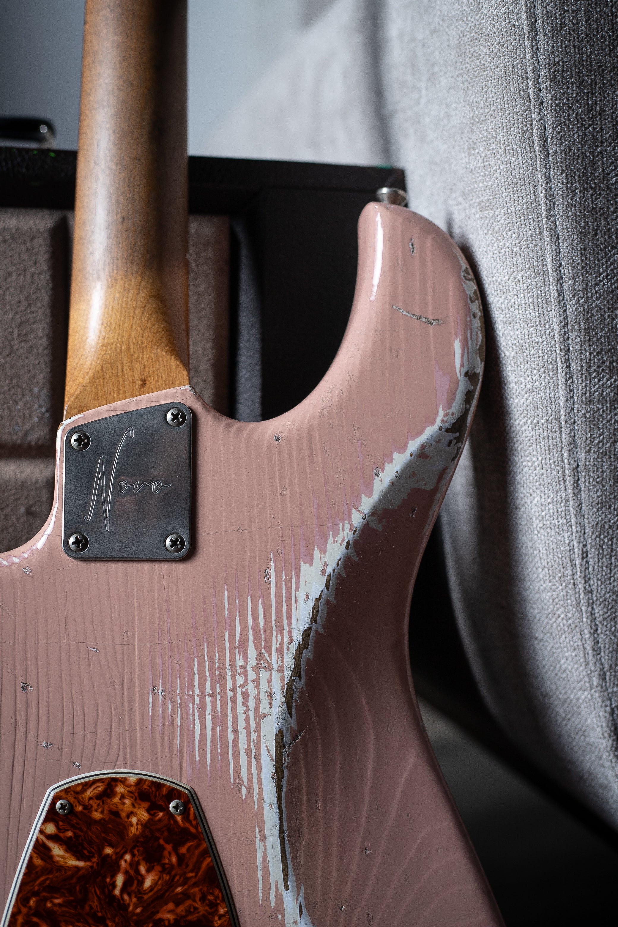 Novo Idris in Shell Pink – Novo Guitars