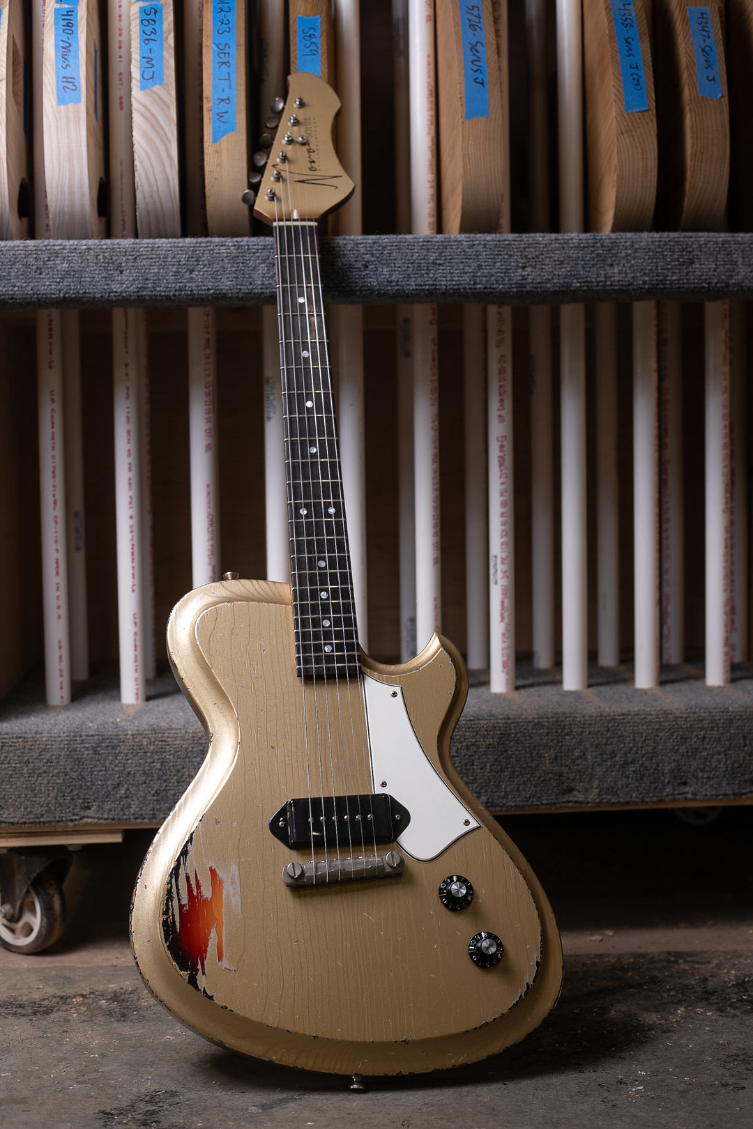 Novo Solus M1 in Shoreline Gold over '64 3-Tone Burst – Novo Guitars
