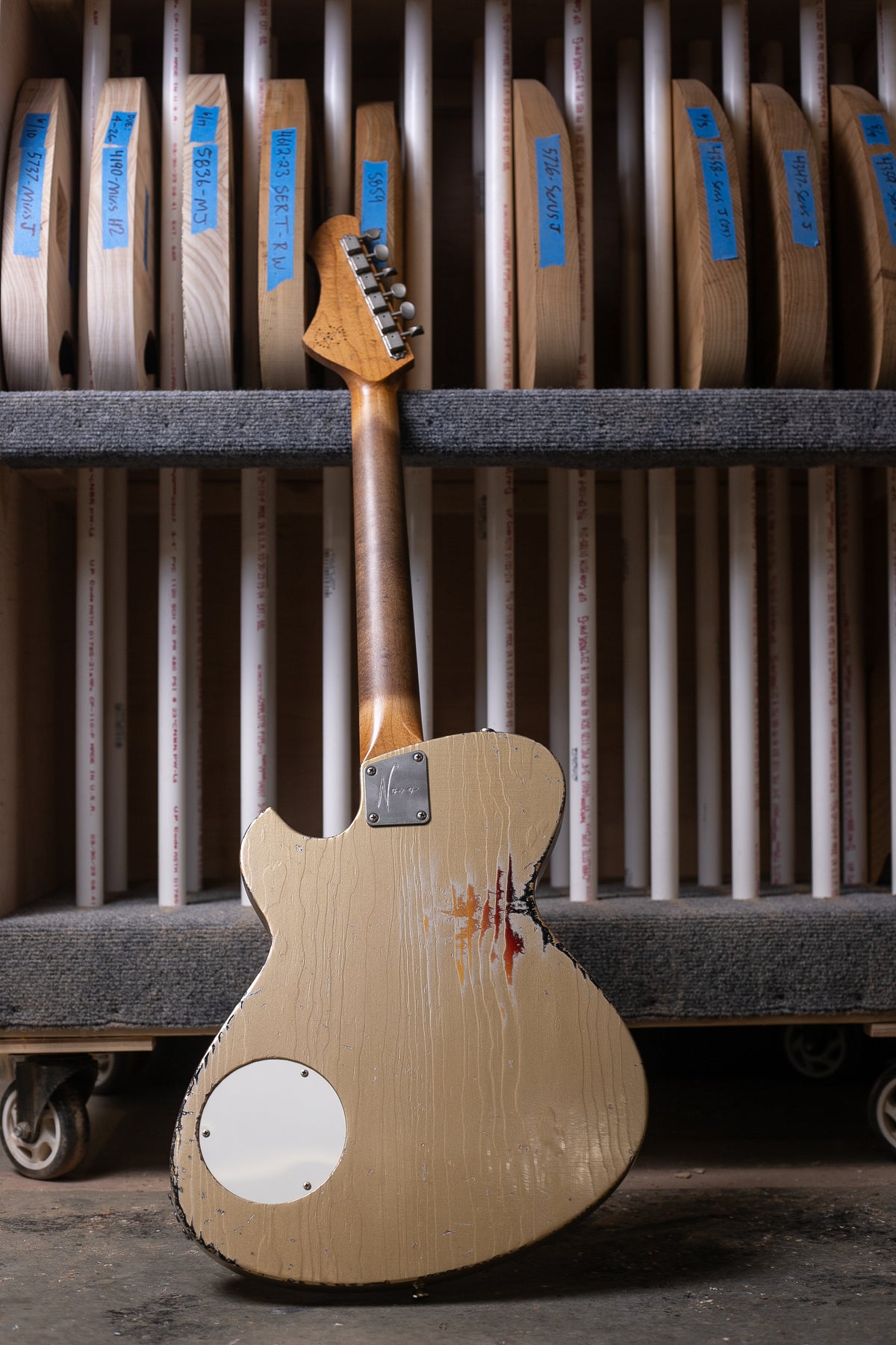 Novo Solus M1 in Shoreline Gold over '64 3-Tone Burst – Novo Guitars