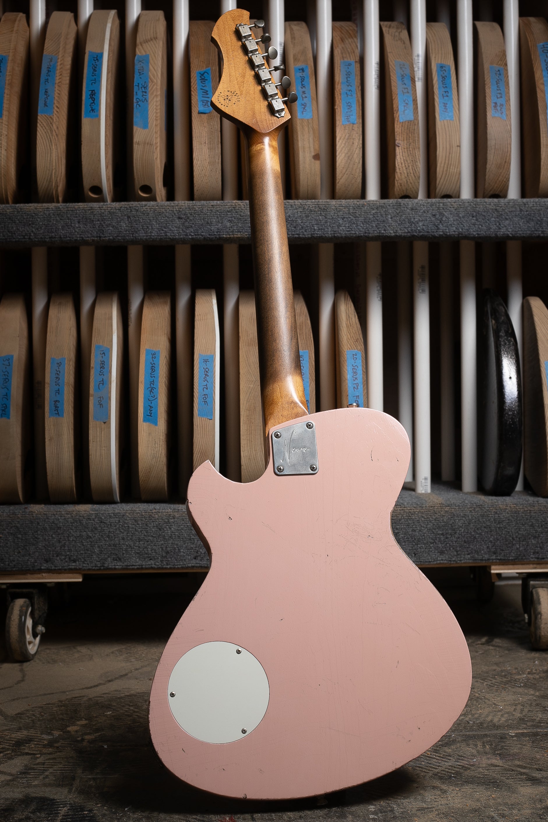 Novo Solus F2 LTD in Shell Pink – Novo Guitars