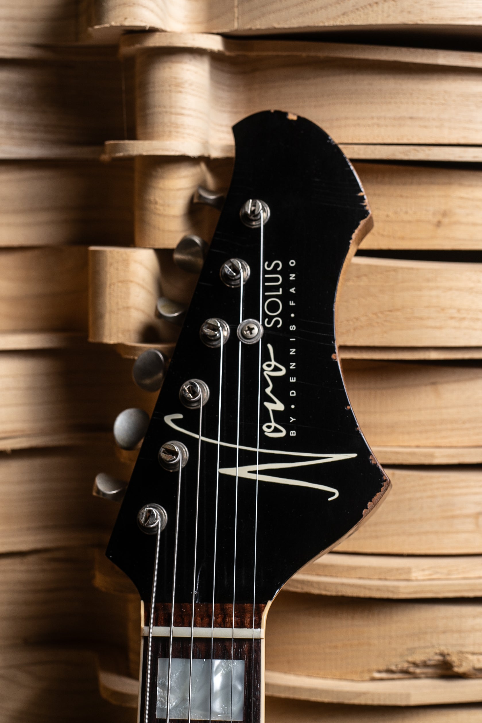 Novo Solus F2 in Bull Black – Novo Guitars