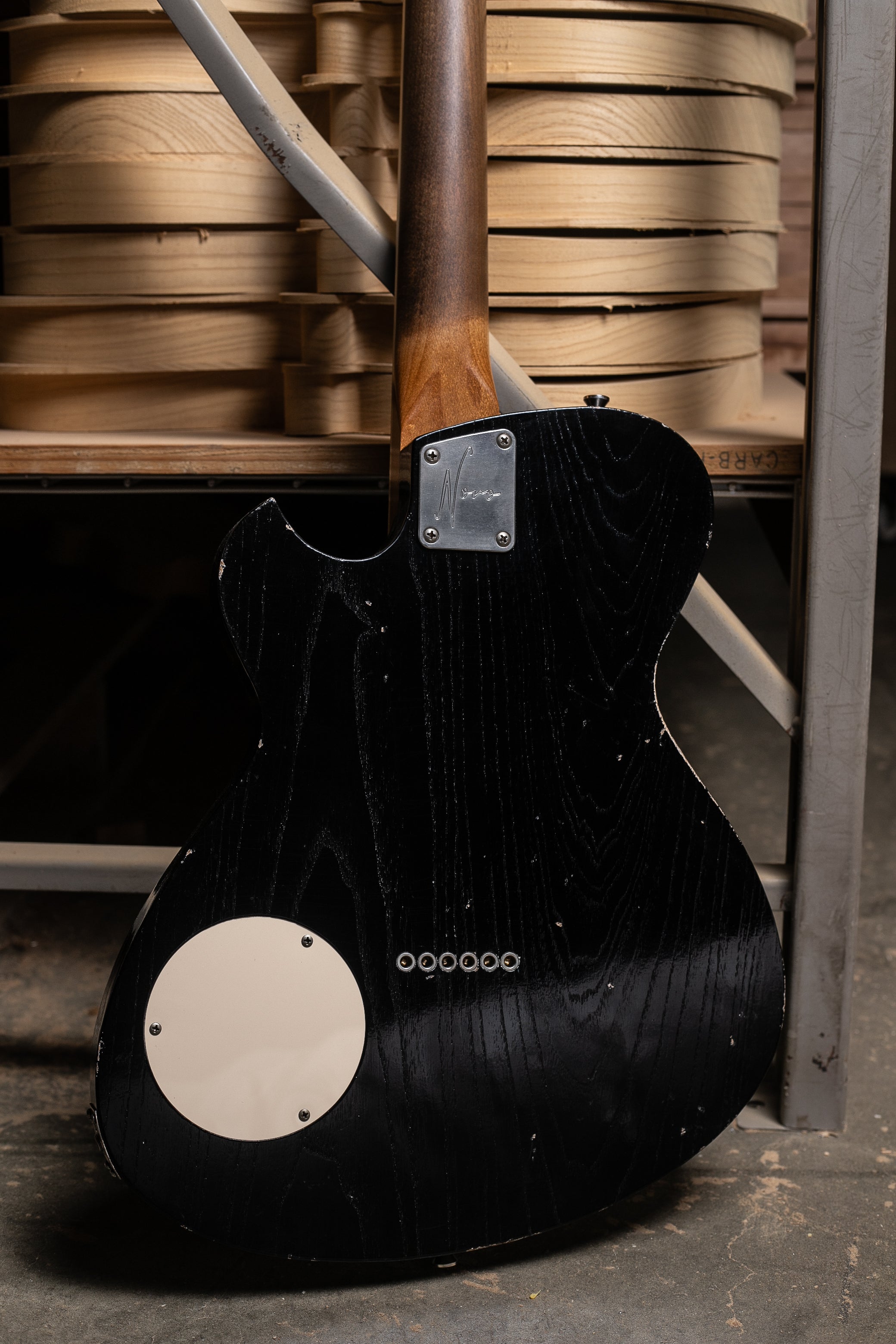 Novo Solus F2 in Bull Black – Novo Guitars