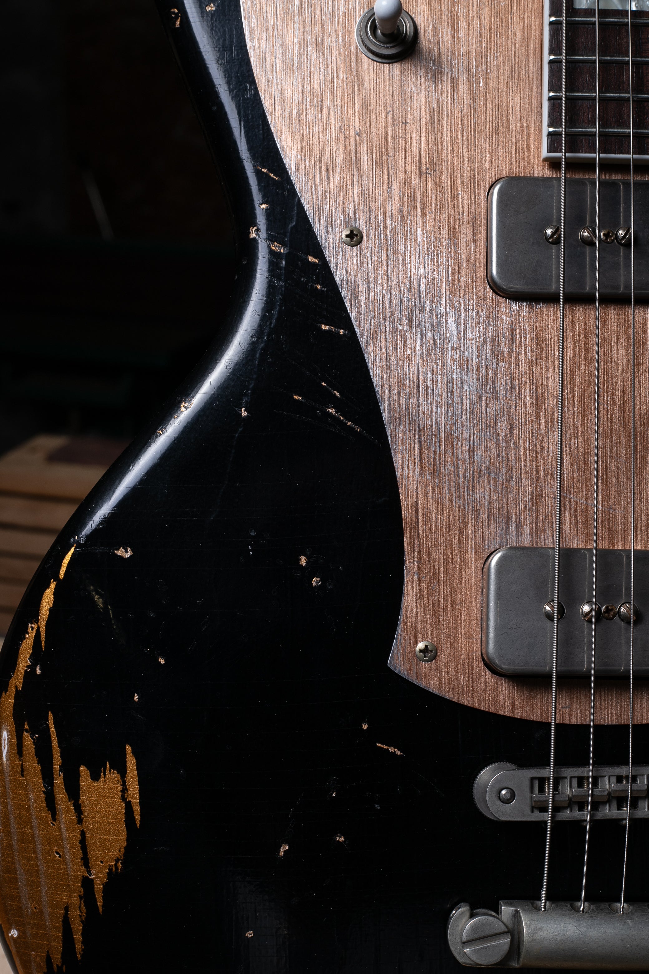 Novo Serus P2 in Bull Black over Aztec Gold – Novo Guitars