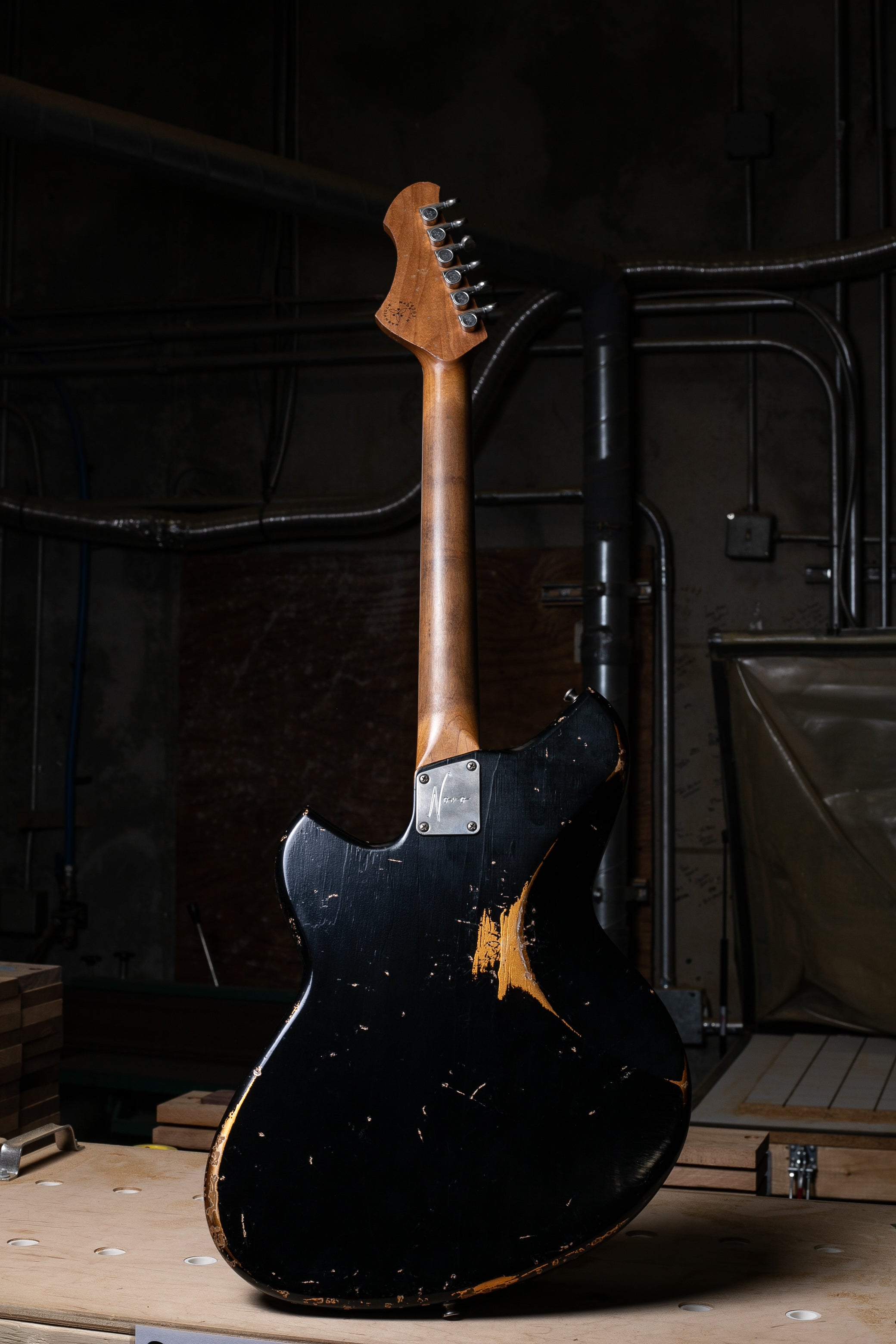 Novo Serus P2 in Bull Black over Aztec Gold – Novo Guitars