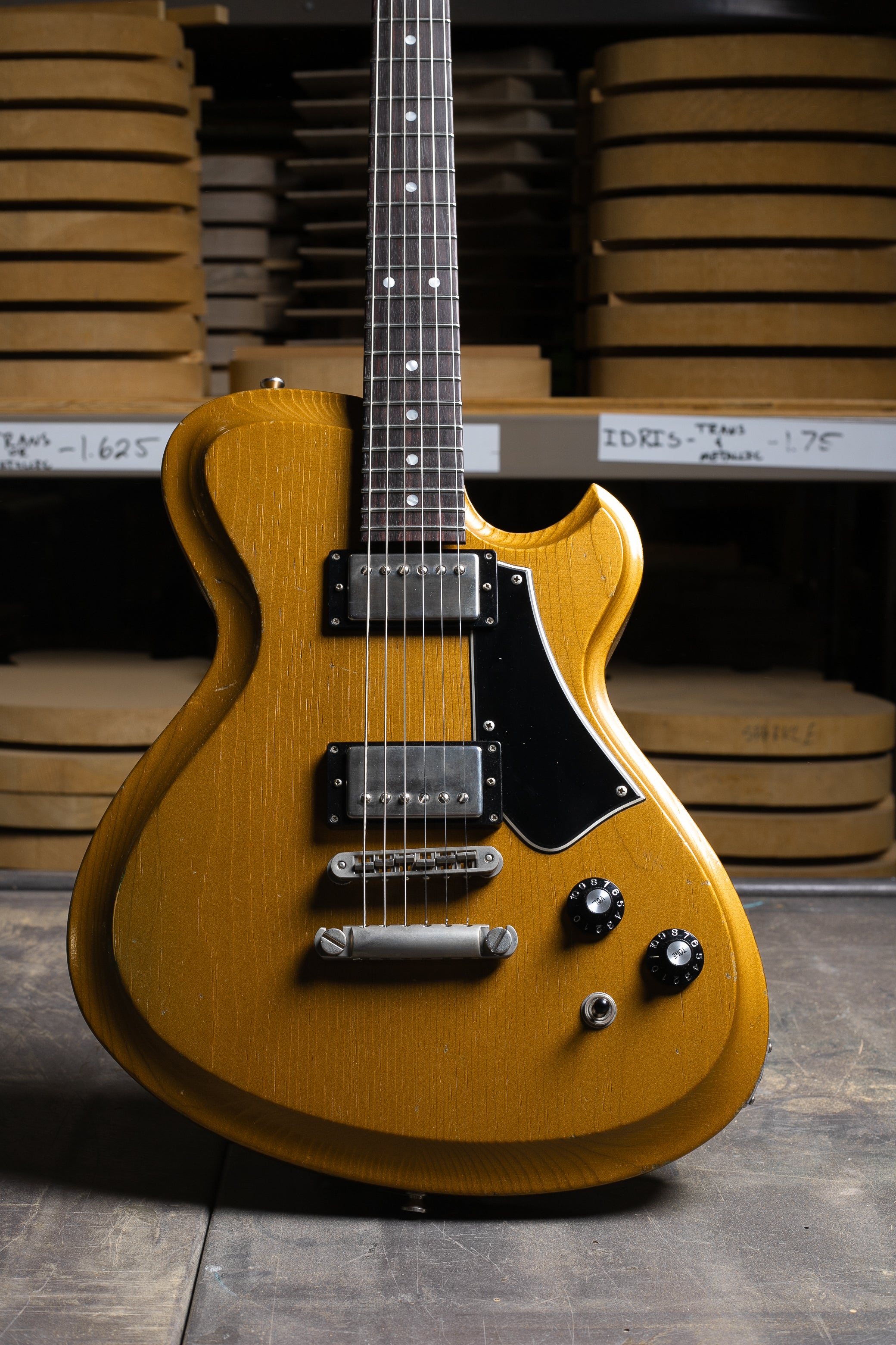 Novo Solus H2 in Gold Top Gold – Novo Guitars