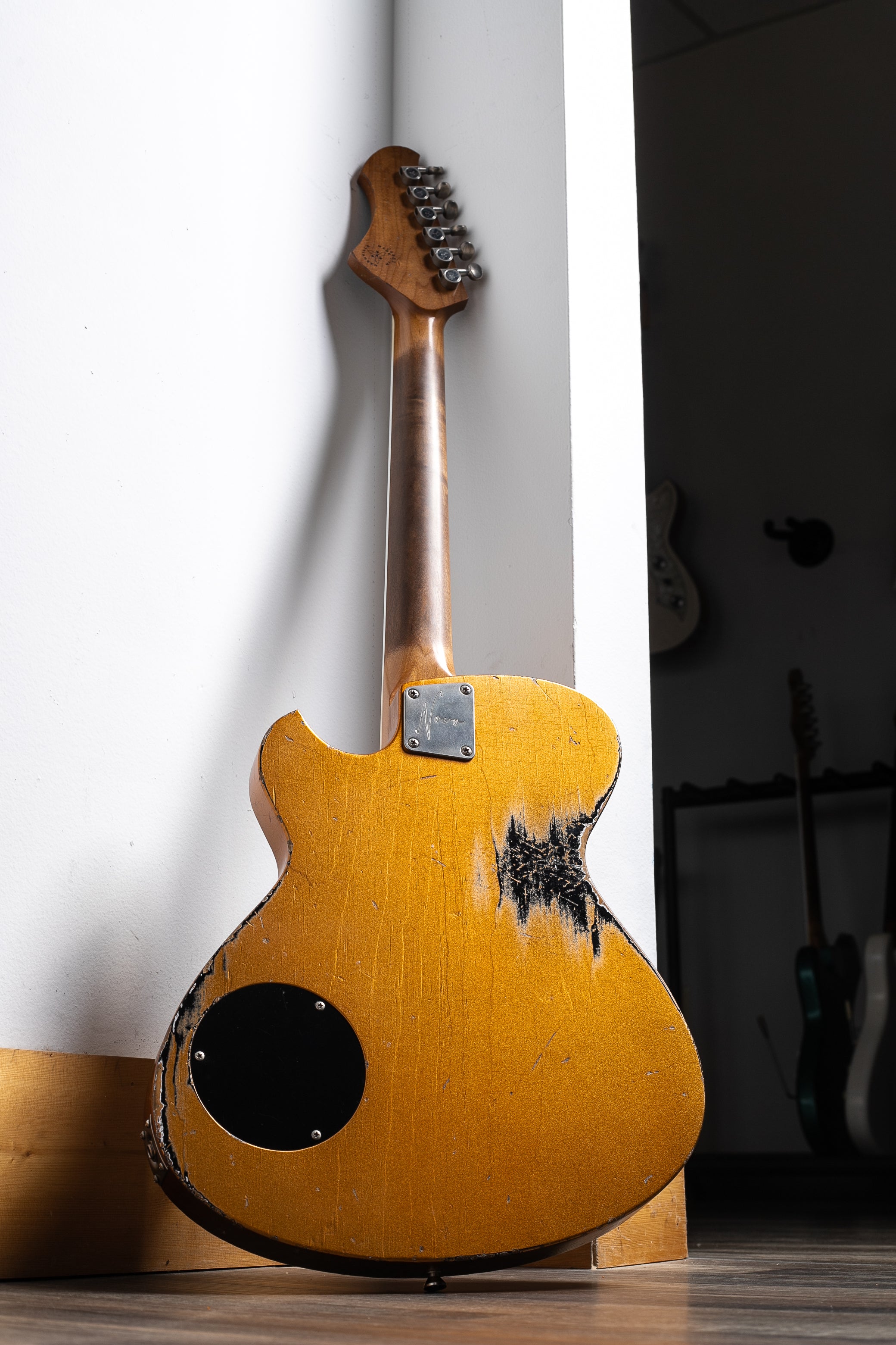 Novo Solus H2 in Aztec Gold over Bull Black – Novo Guitars