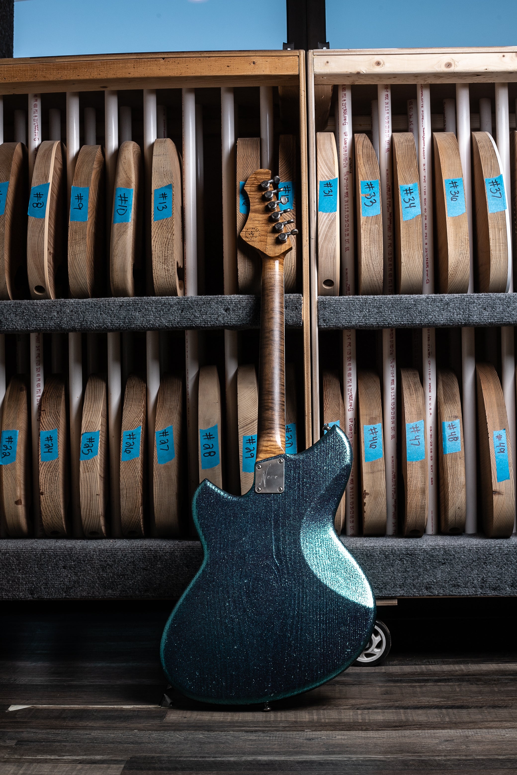 Novo Serus J in Lake Placid Blue Sparkle – Novo Guitars