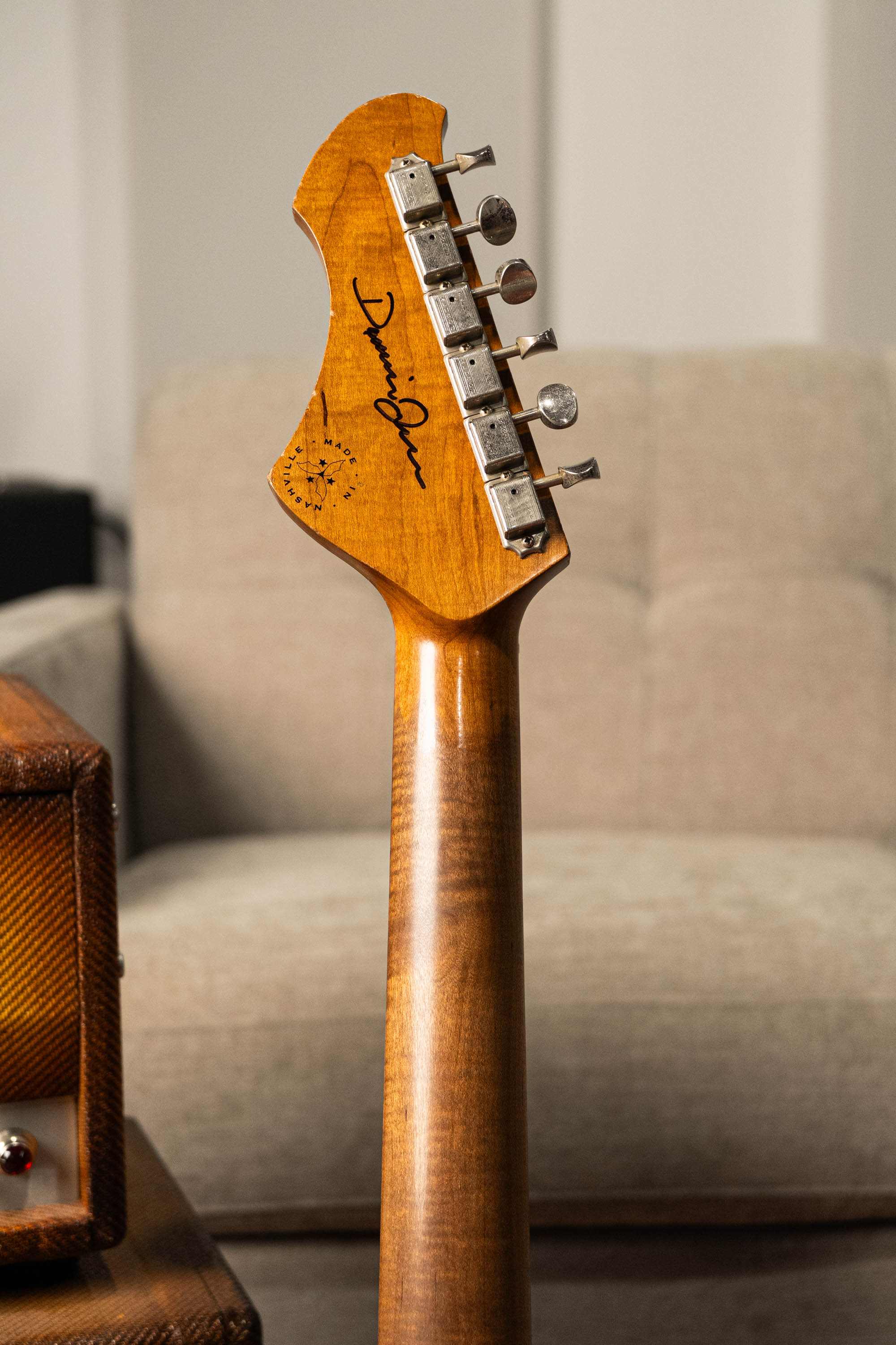 Signature Solus F2 - 2-Tone Burst – Novo Guitars